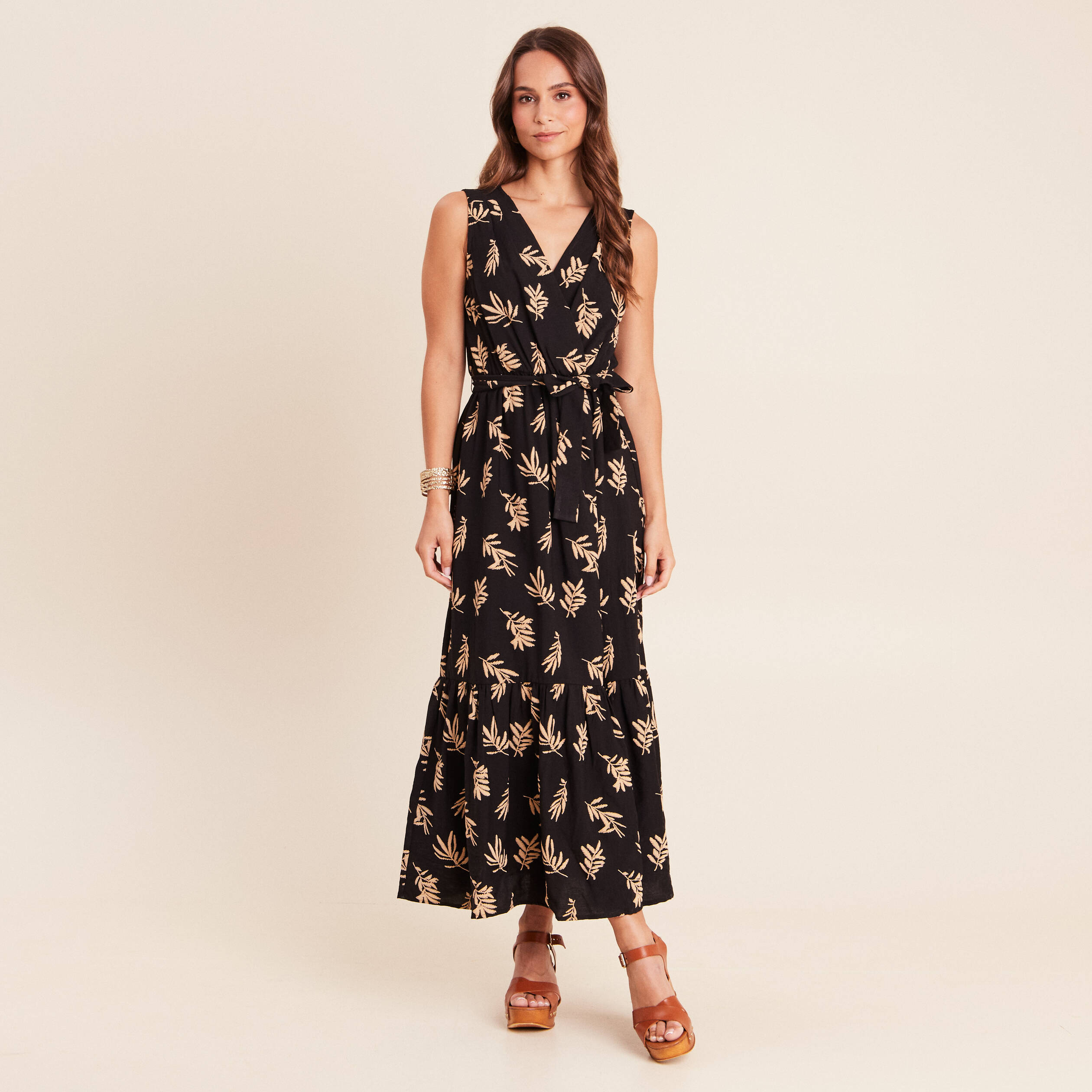 Robe longue &eacute;vas&eacute;e col v sans manches noir femme