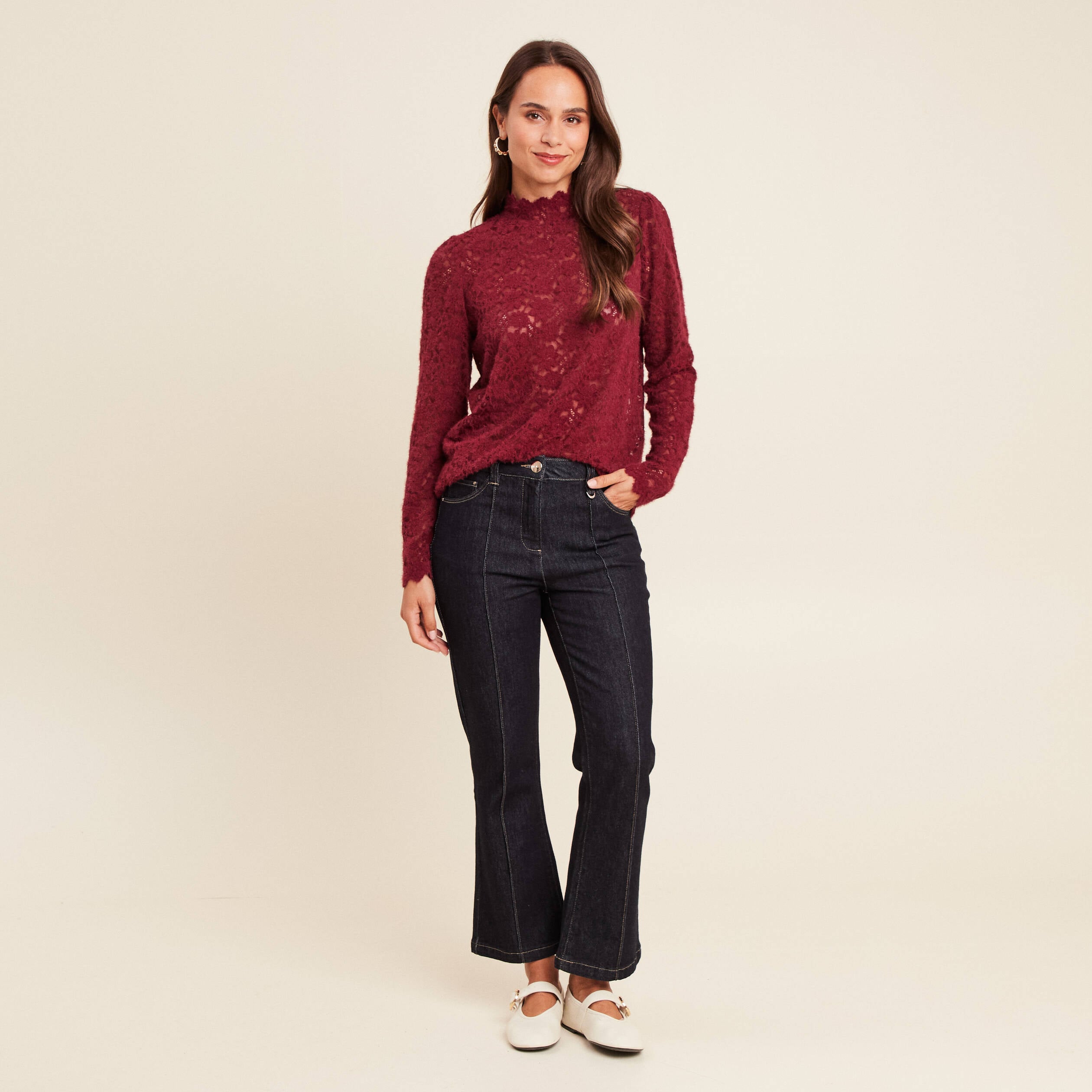 T-shirt cintr&eacute; col montant dentelle bordeaux femme