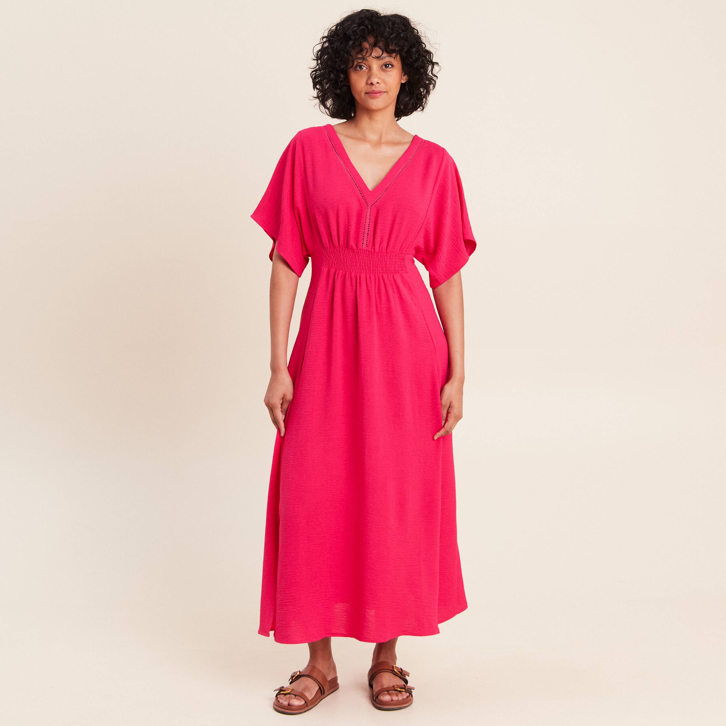 Robe longue &eacute;vas&eacute;e col v manches coudes rose fushia femme