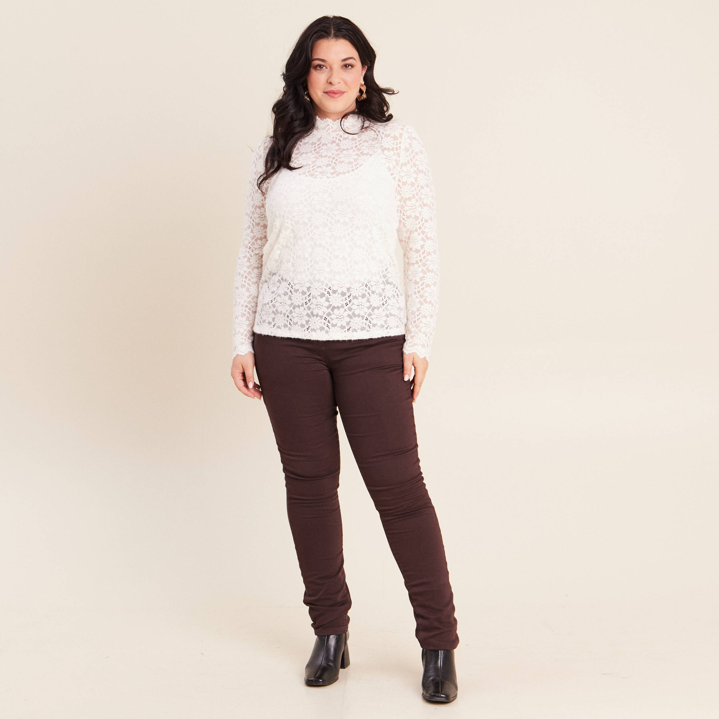 T-shirt cintr&eacute; col montant dentelle ecru femme