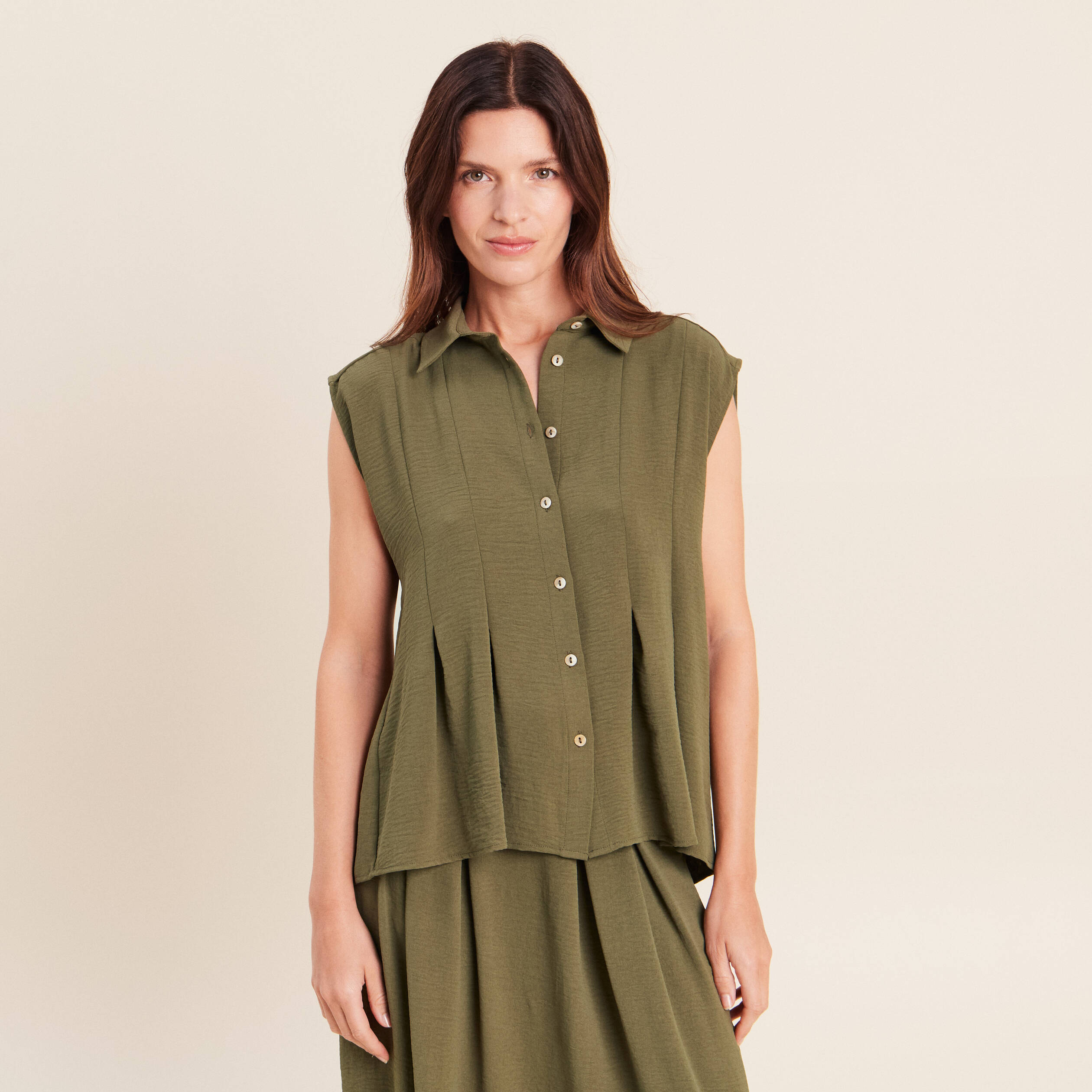 Chemise cintr&eacute;e manches courtes vert kaki femme