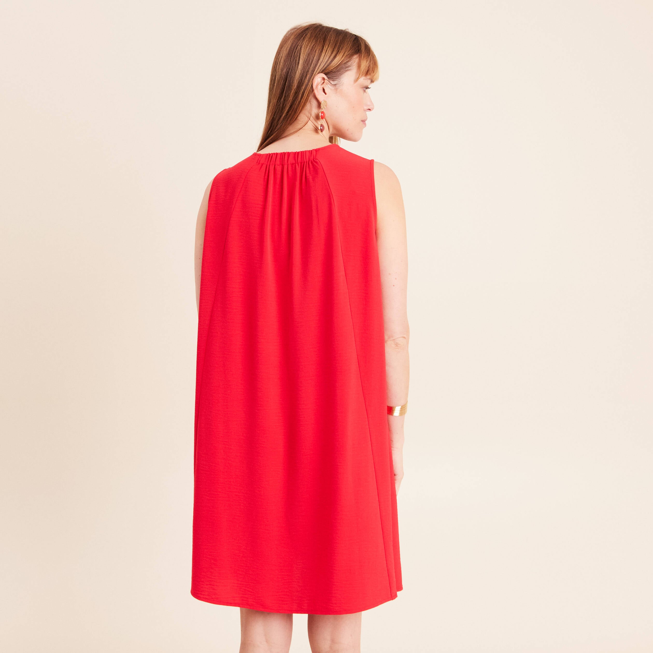 Robe courte &eacute;vas&eacute;e sans manches col rond rouge fluo femme