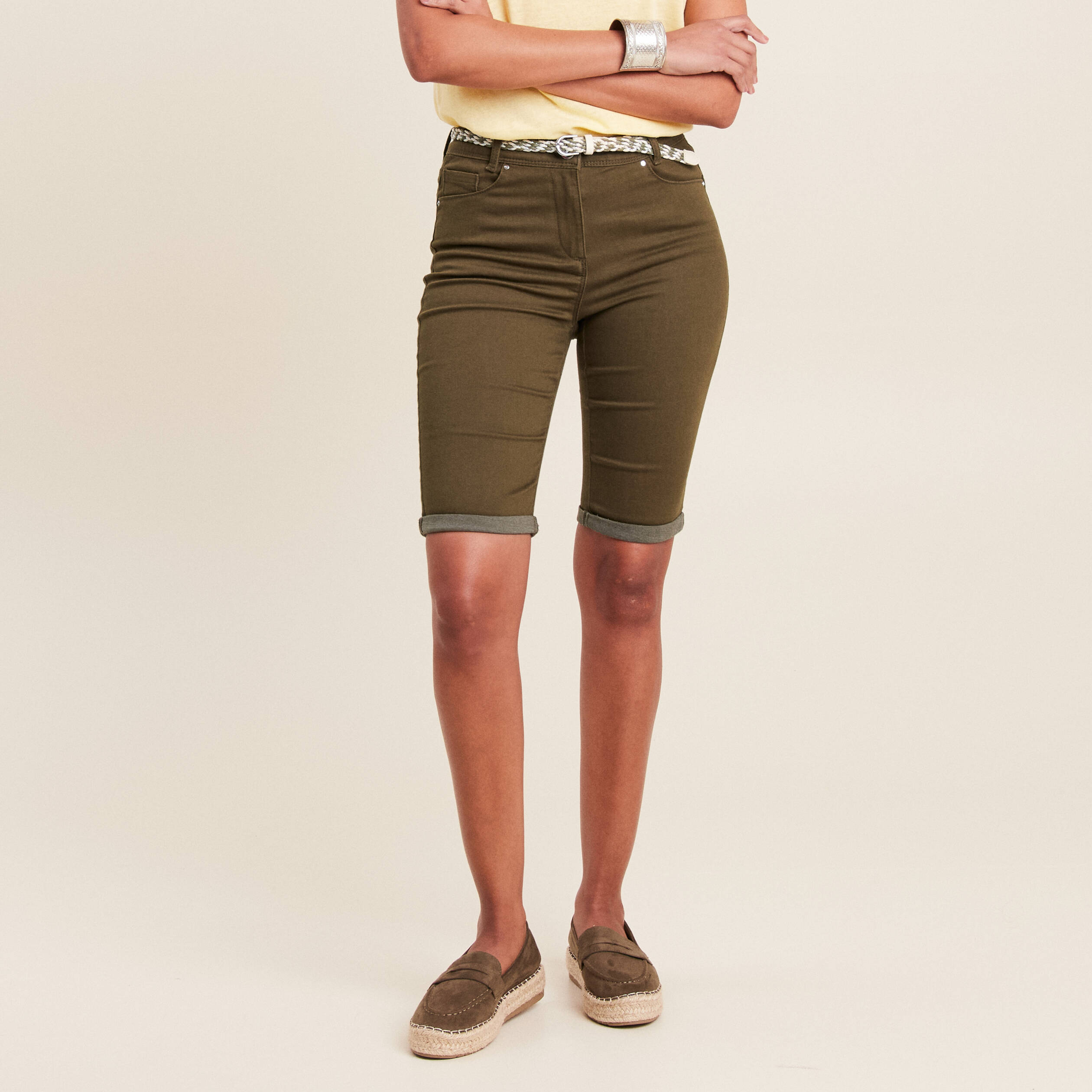 Bermuda ajust&eacute; ceintur&eacute; vert olive femme