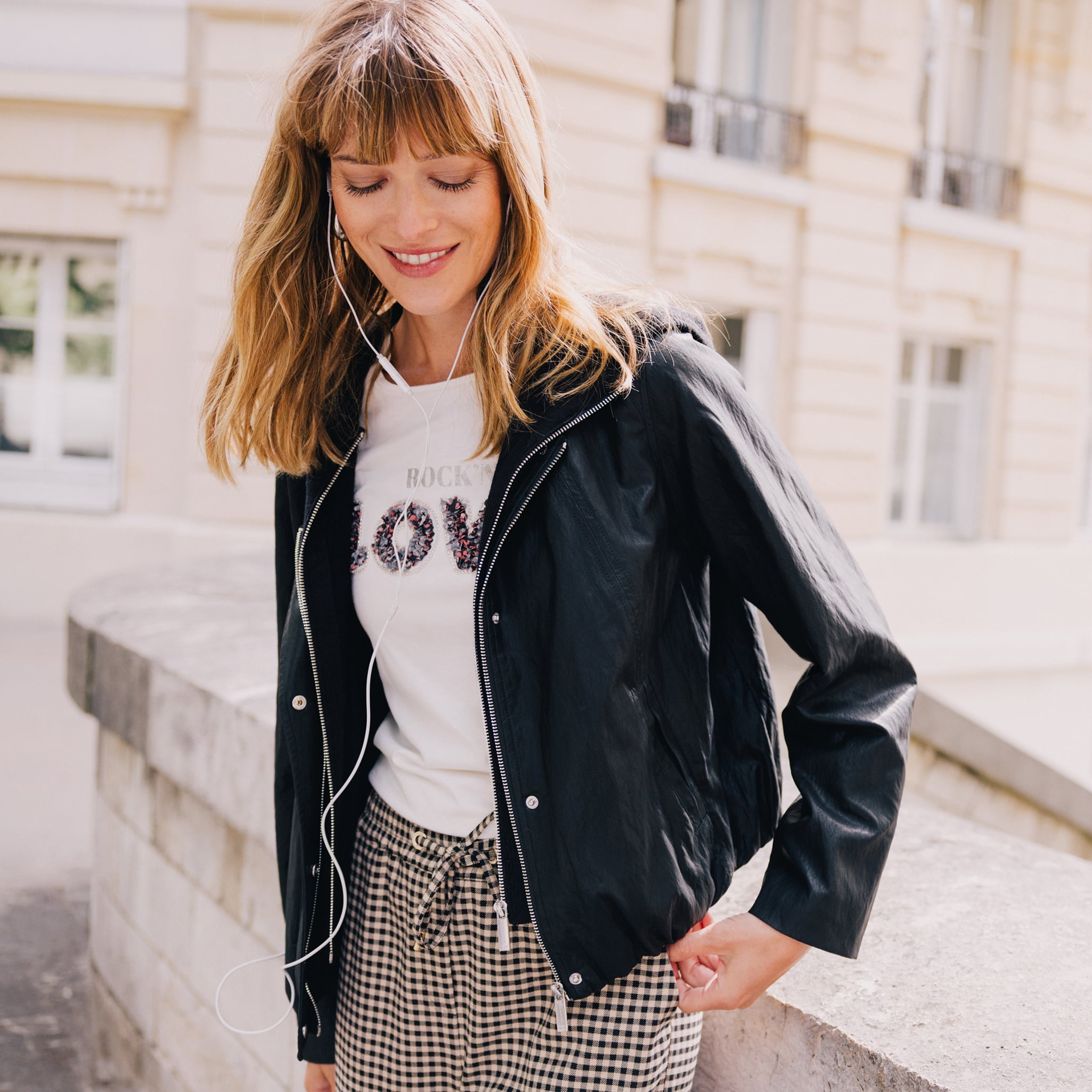 Blouson capuche bas resserr&eacute; similicuir noir femme