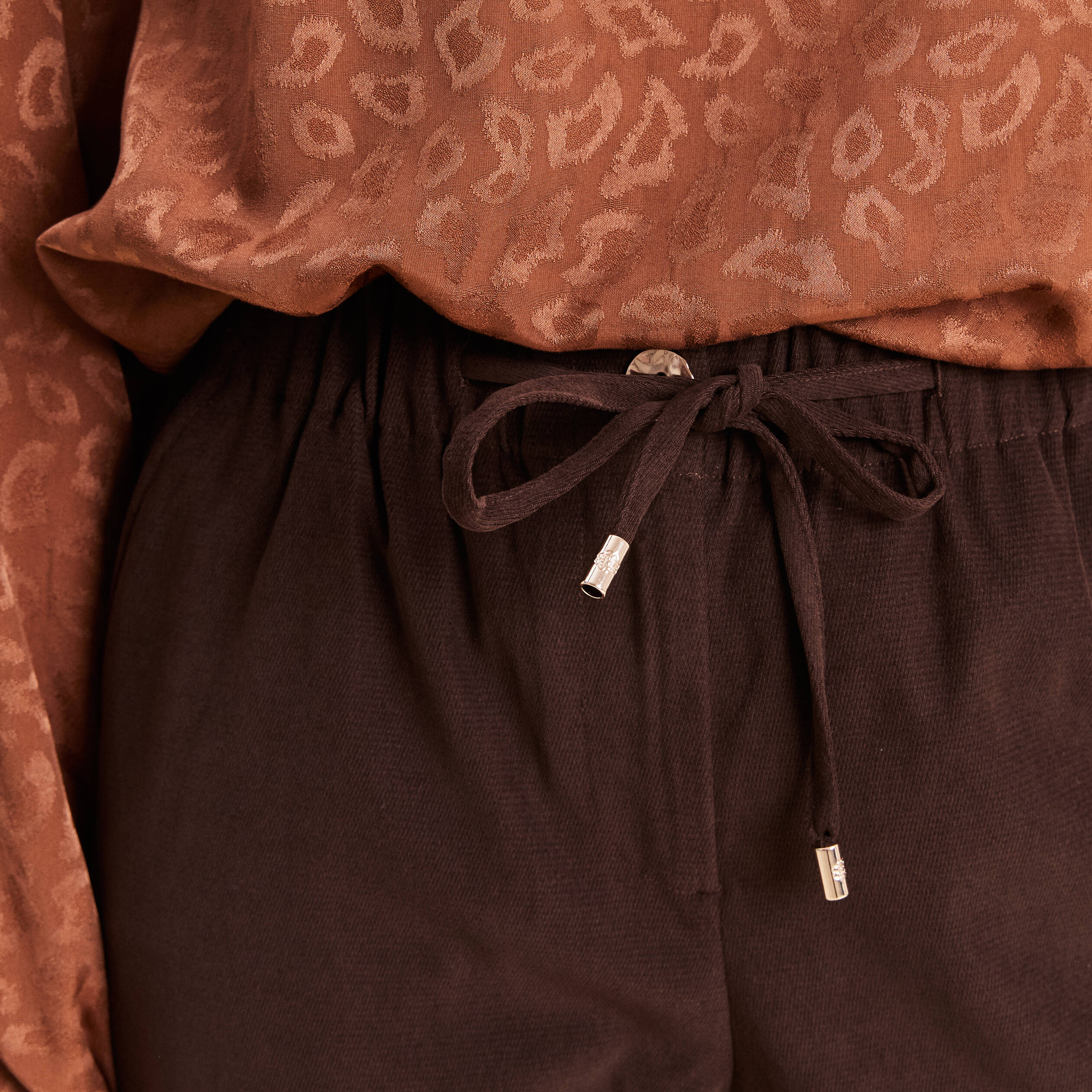 Jogging boyfriend 7/8&egrave;me en velours marron fonc&eacute; femme