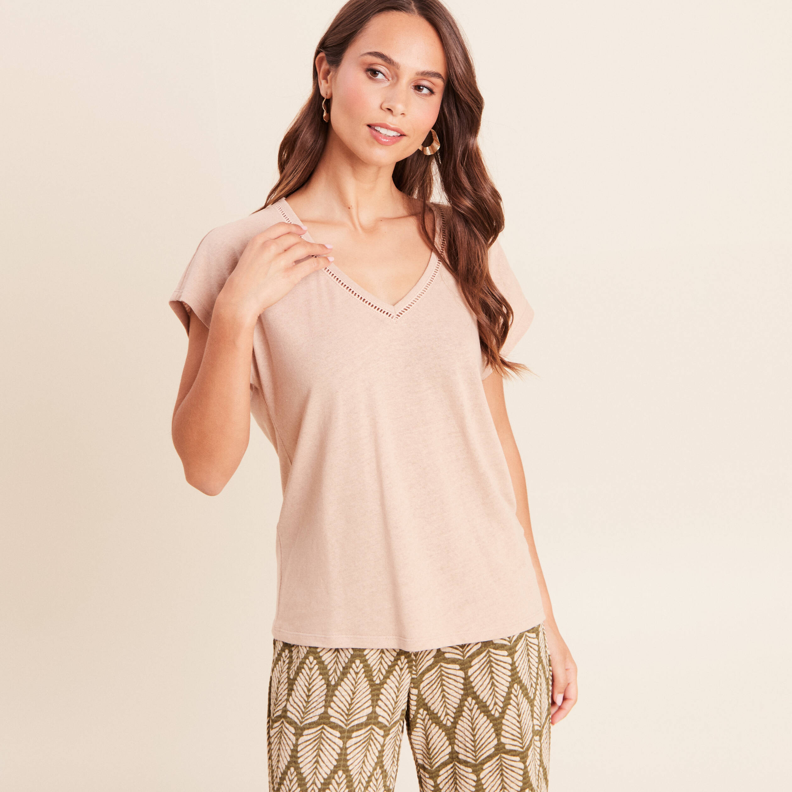 T-shirt col v manches courtes aspect lin sable femme