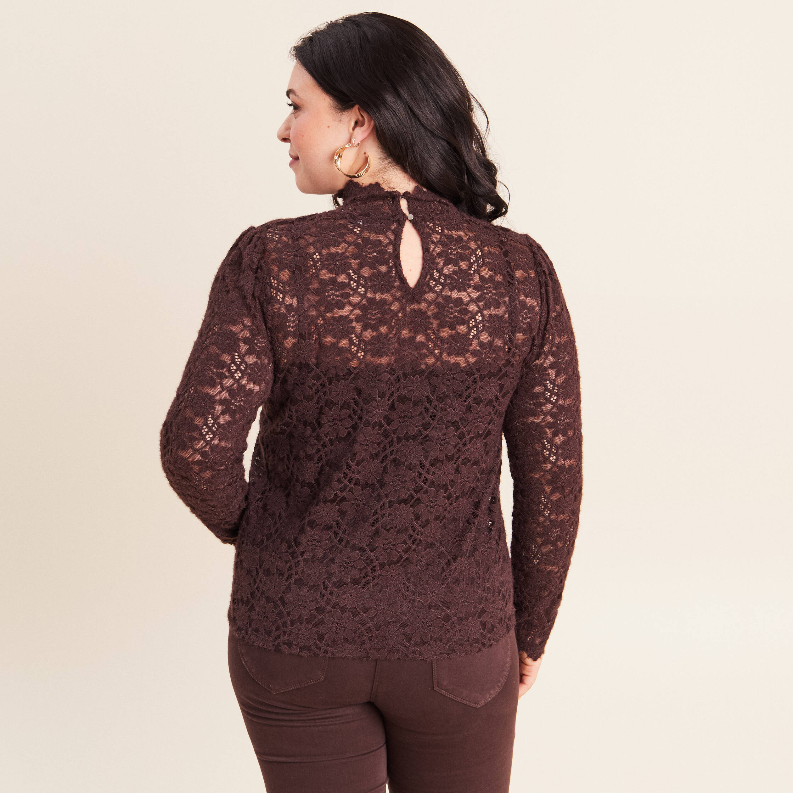 T-shirt cintr&eacute; col montant dentelle marron fonc&eacute; femme