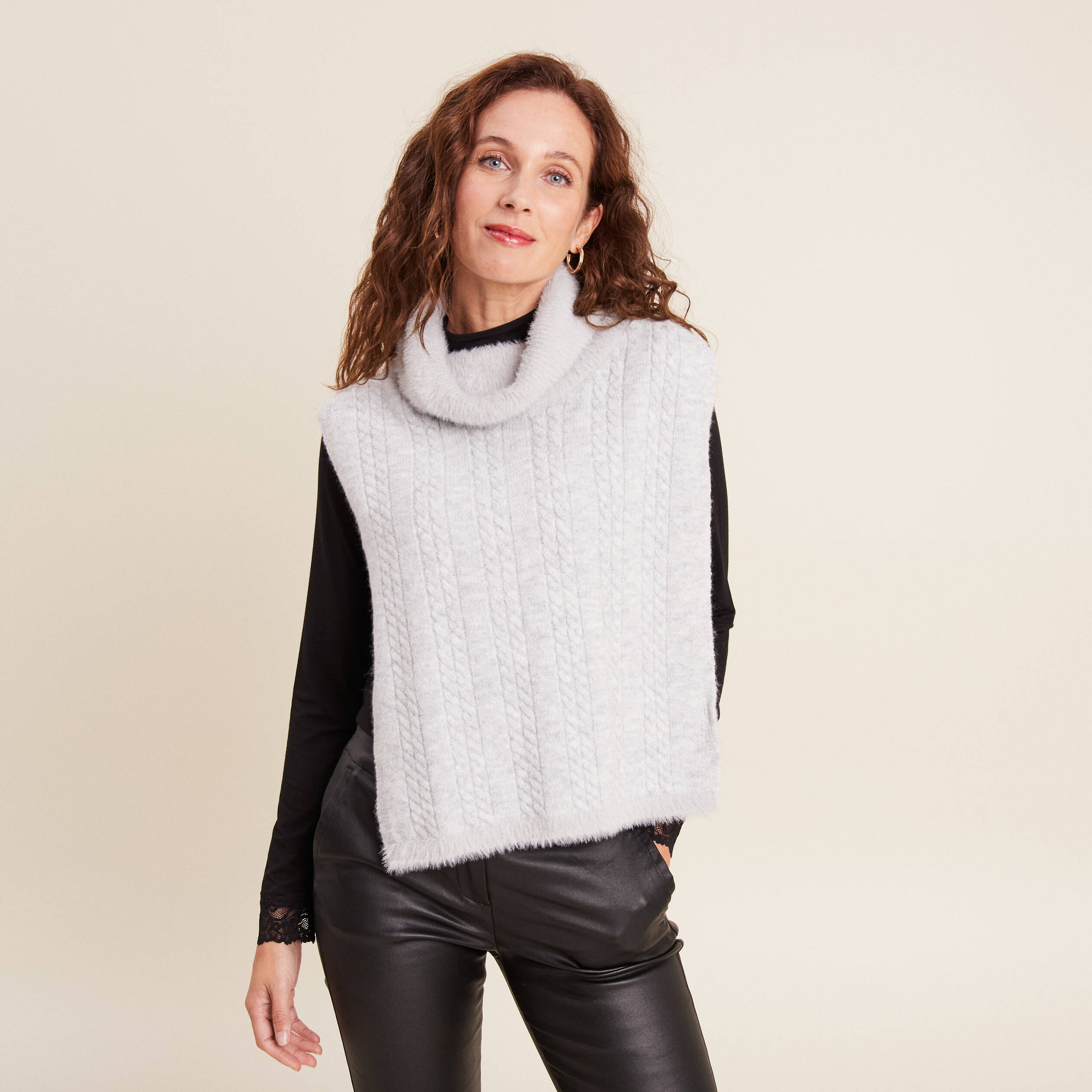 Col roulé à torsades gris clair femme