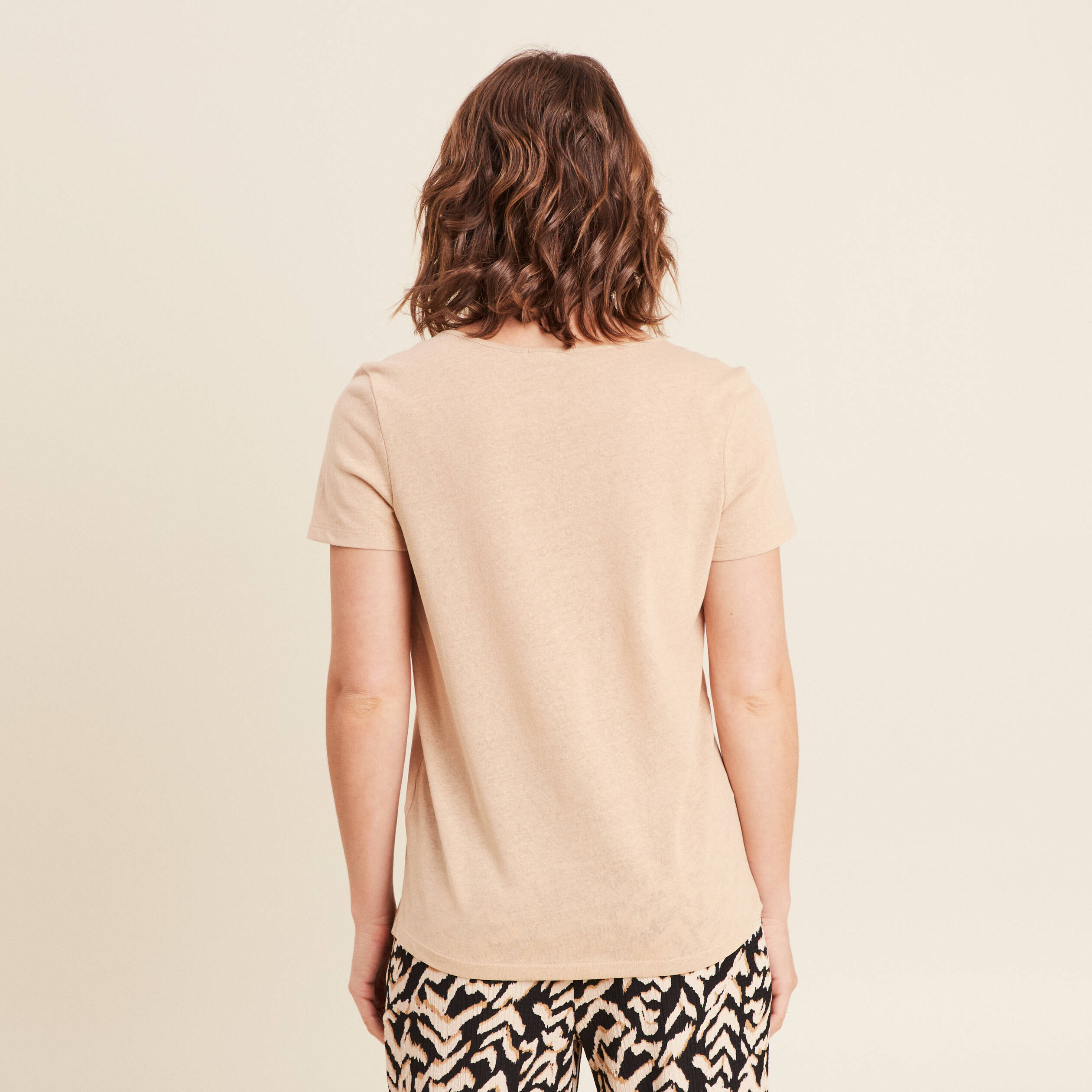 T-shirt manches courtes col en V sable femme