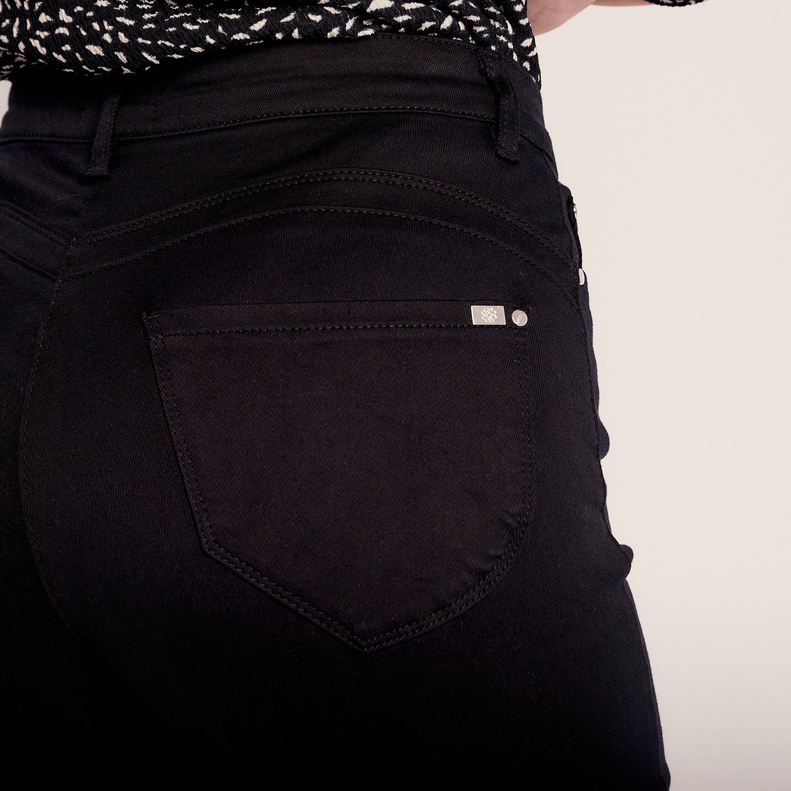 Jean magique ajusté taille standard noir femme