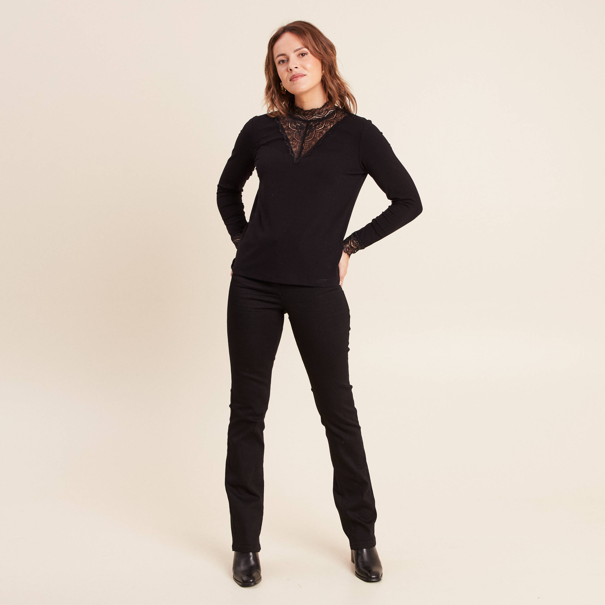 T-shirt cintr&eacute; col montant dentelle noir femme