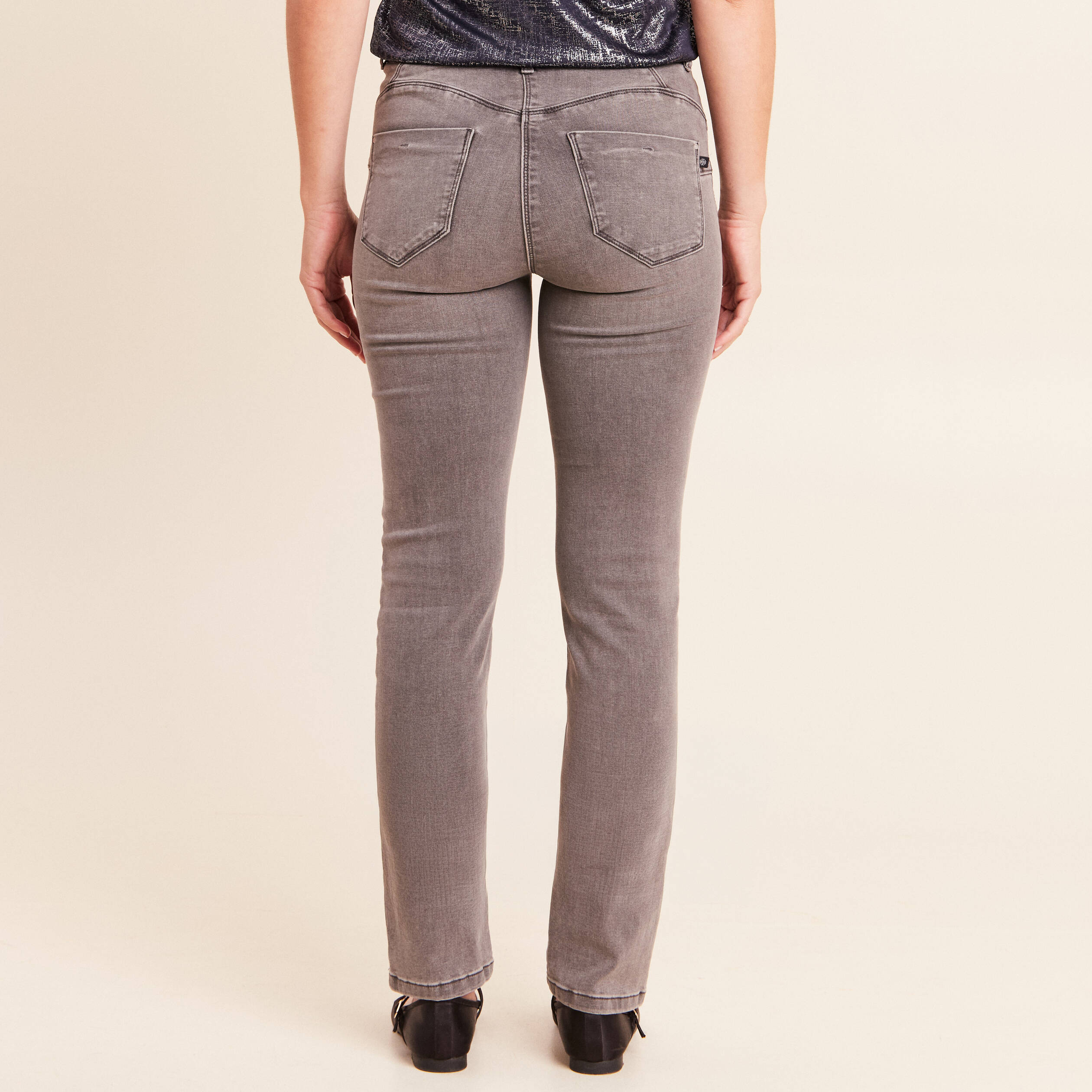 Jean coupe ajust&eacute;e long gris femme