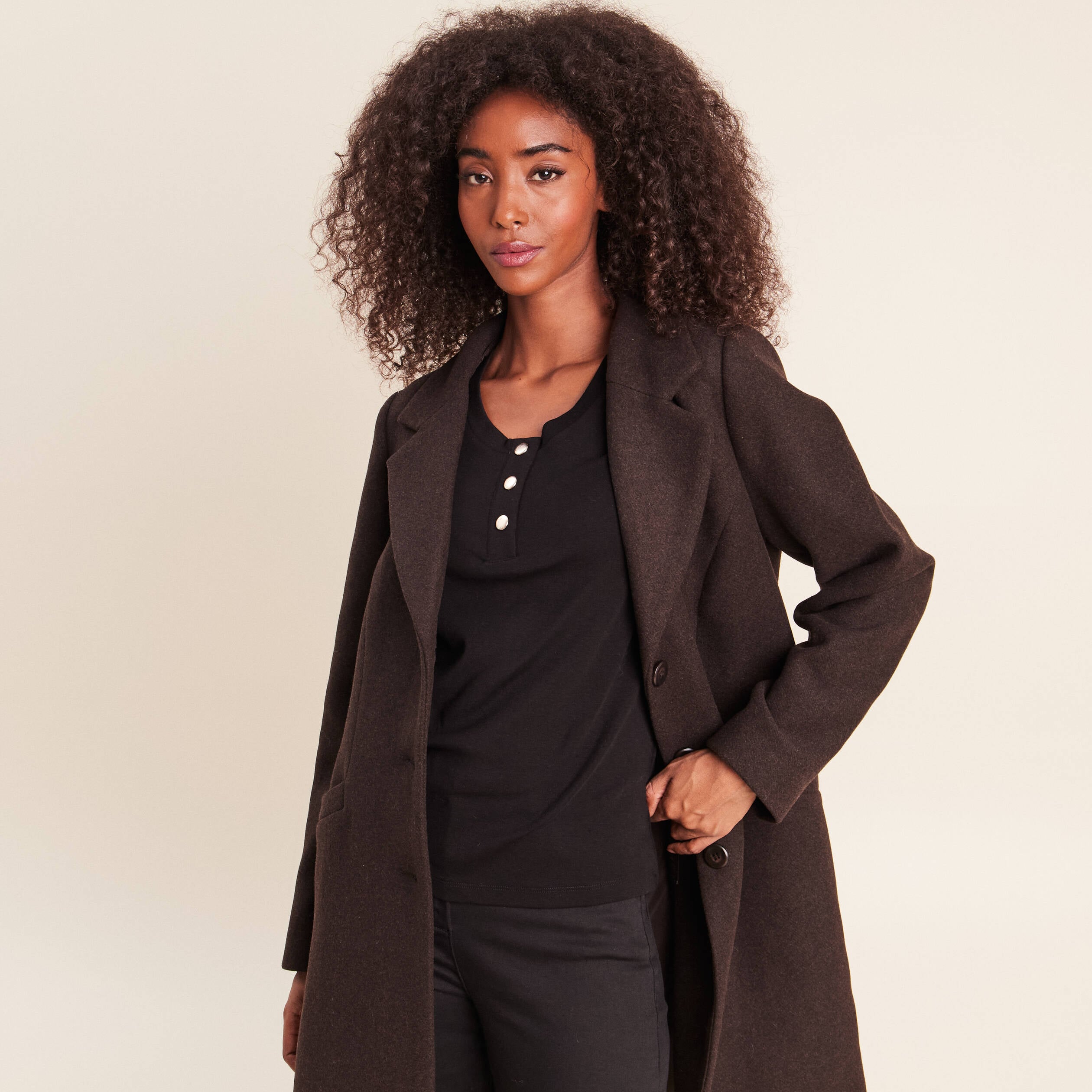 Manteau ajust&eacute; capuche amovible marron fonc&eacute; femme