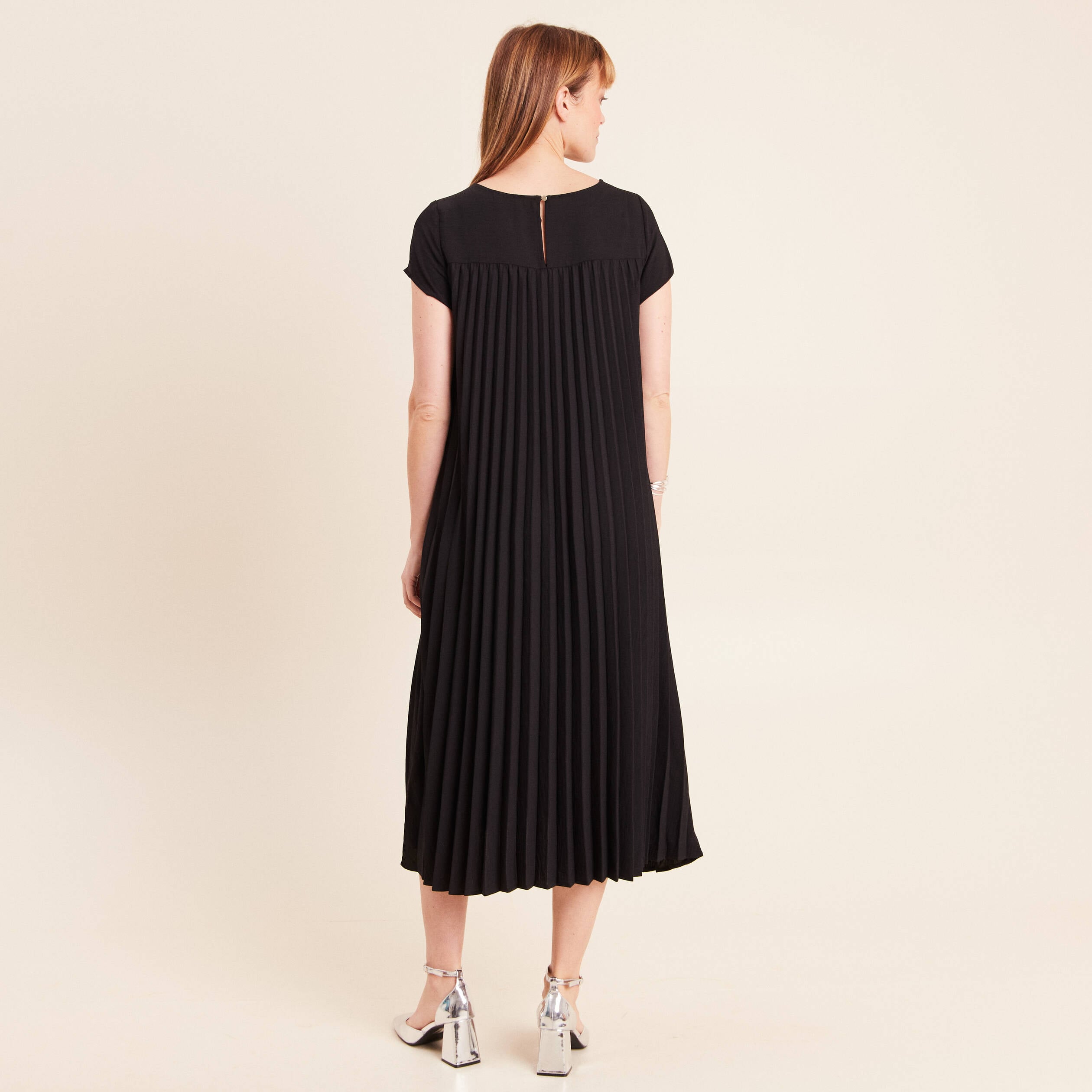 Robe longue &eacute;vas&eacute;e manches courtes noir femme
