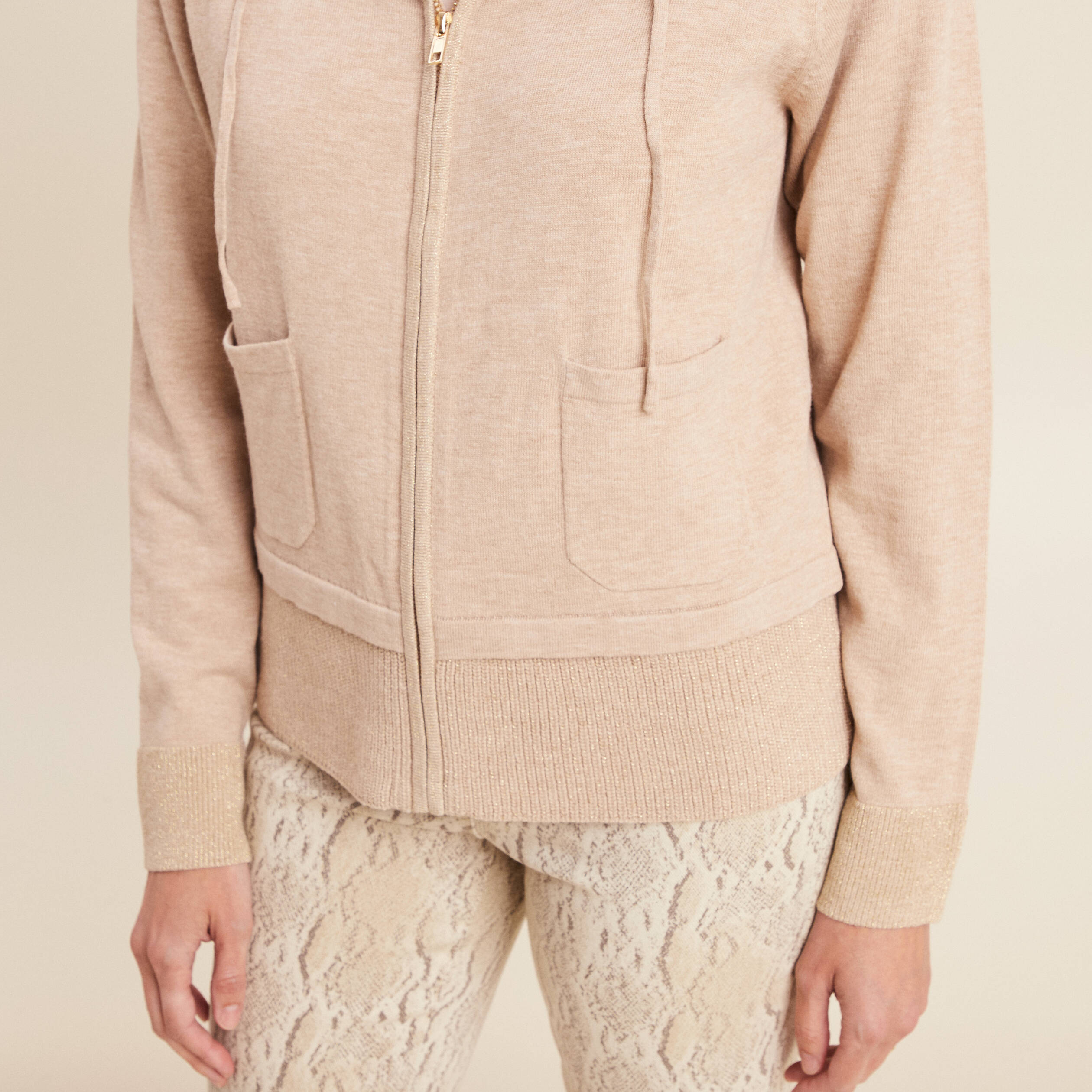 Gilet droit mi-long &agrave; capuche creme femme