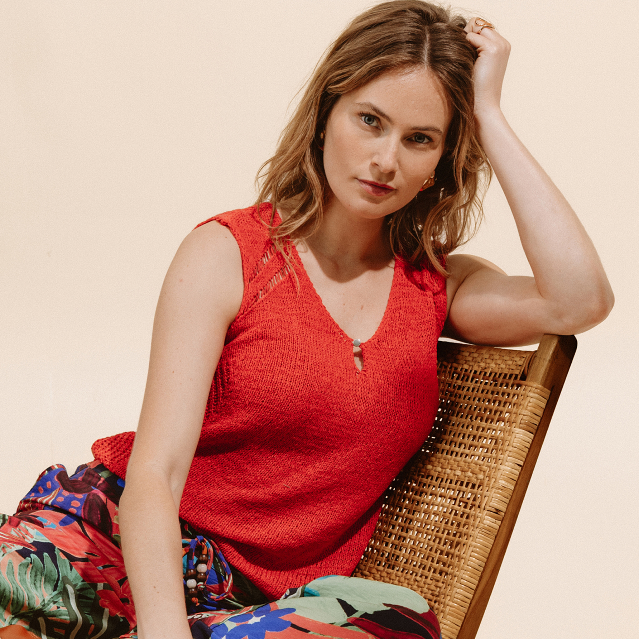 D&eacute;bardeur tricot sans manches rouge femme