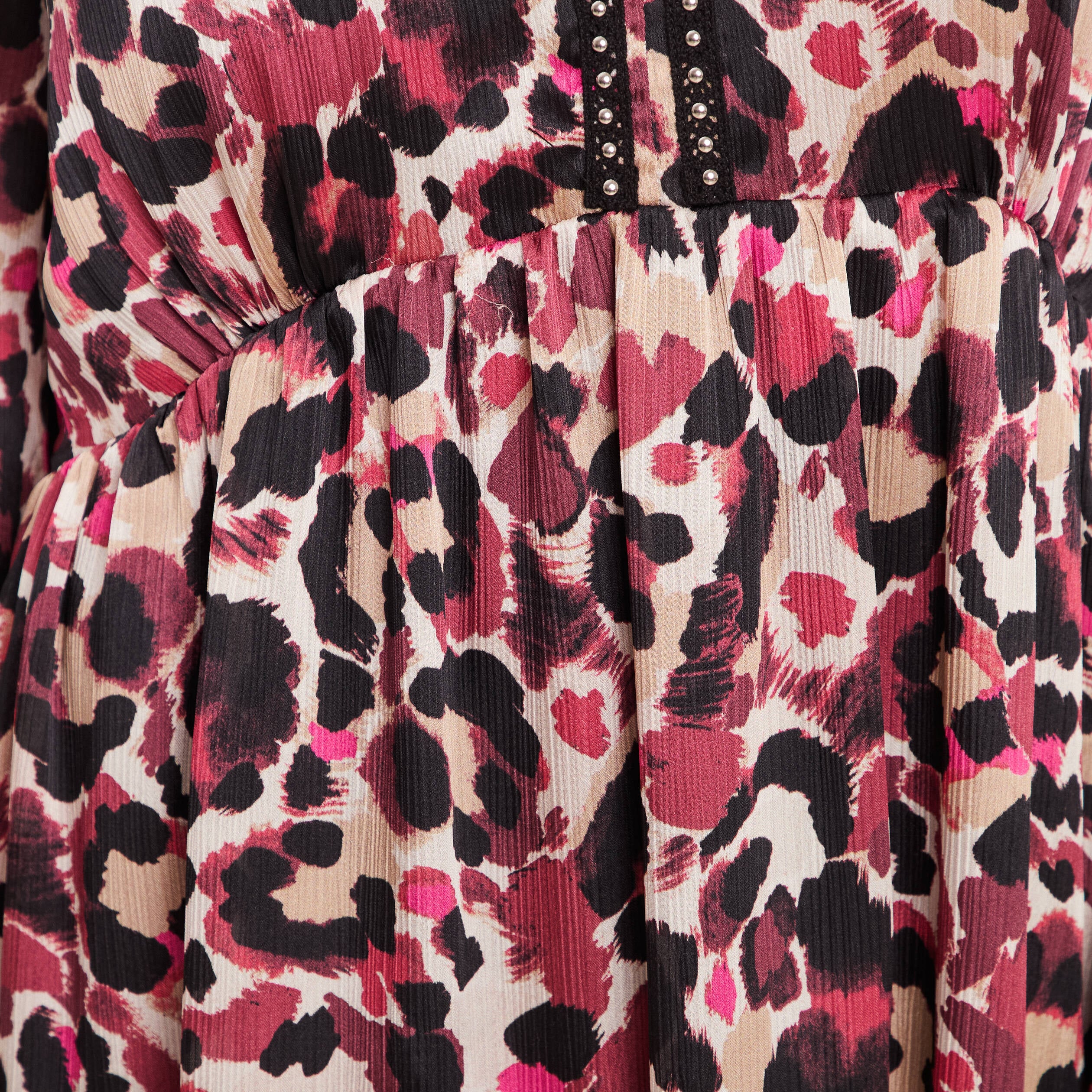 Robe courte &eacute;vas&eacute;e col v manches longues rose femme