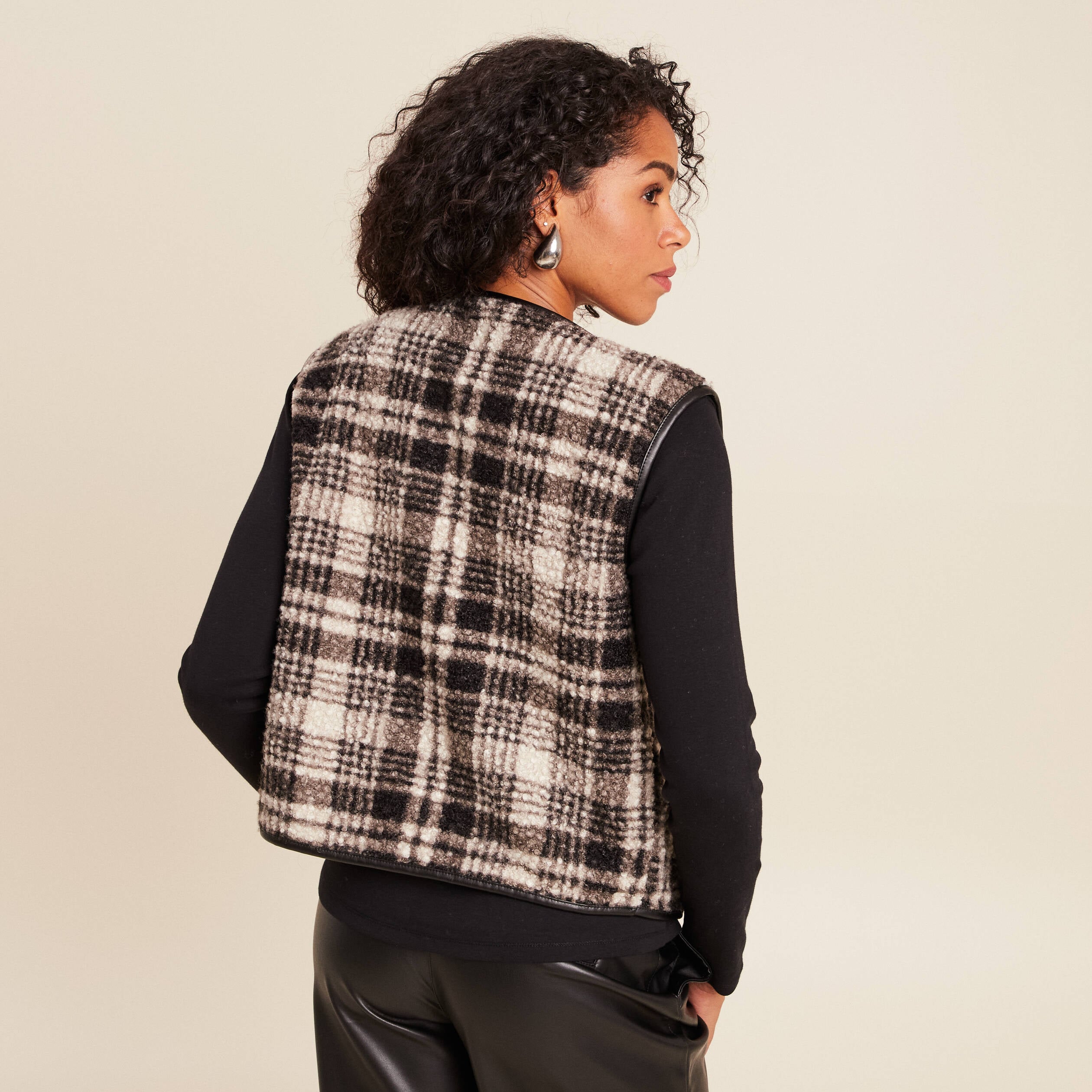 Gilet sans manches en bouclette noir femme