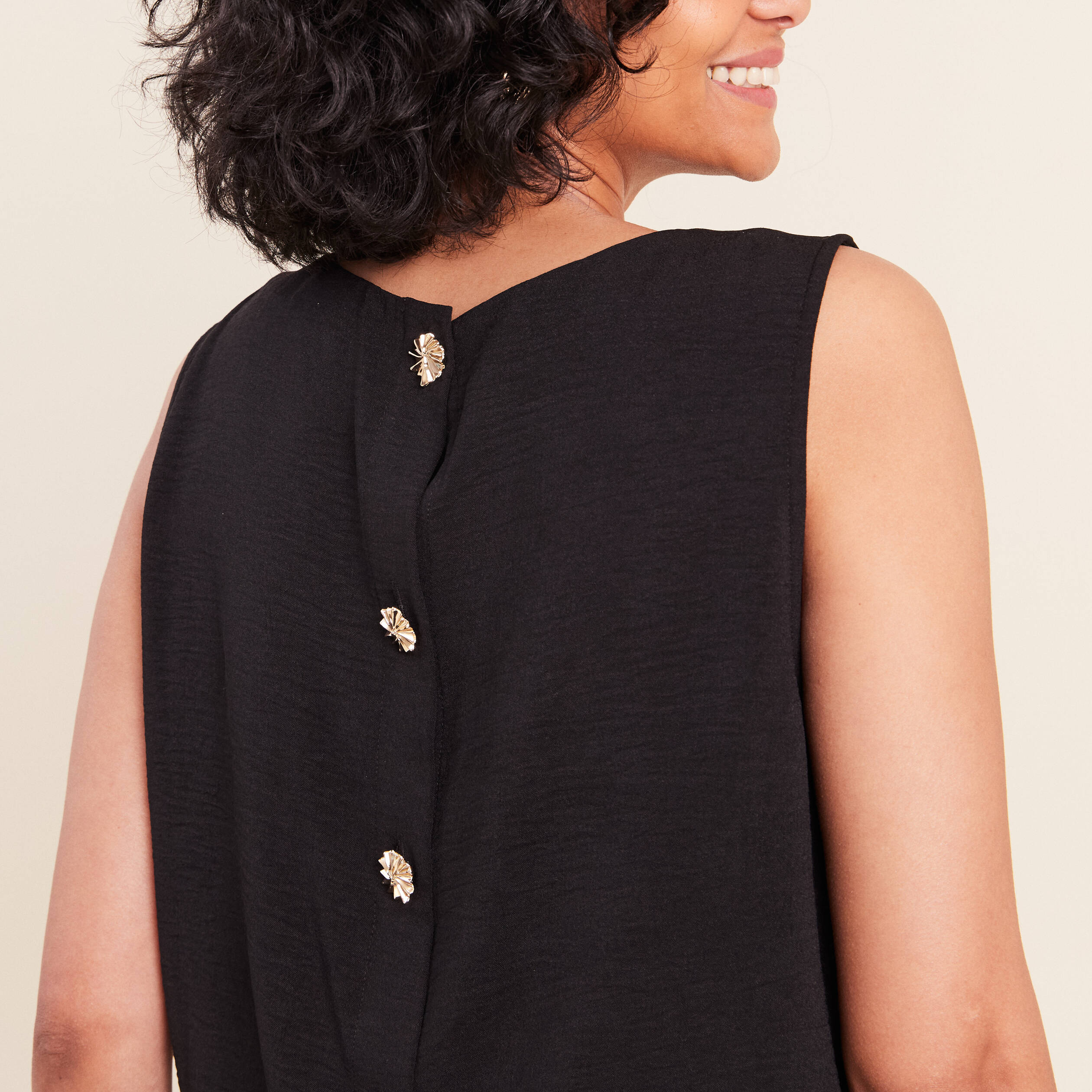 Blouse sans manches col rond fluide noir femme