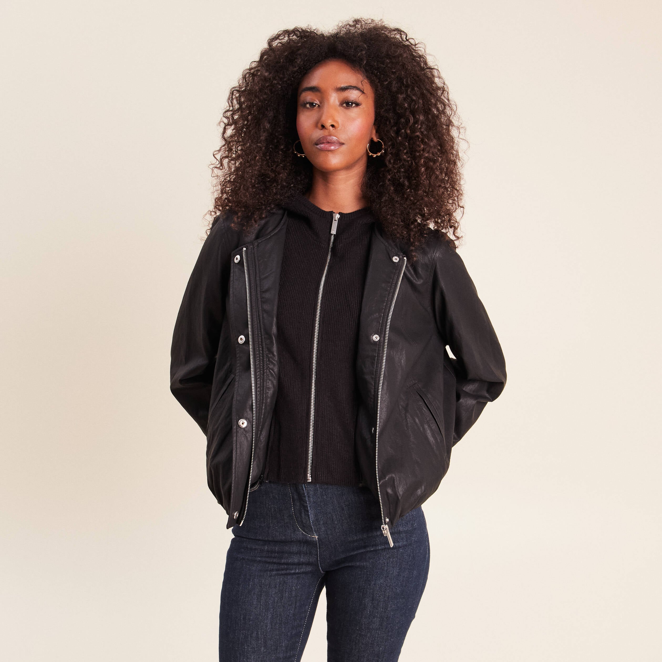 Blouson capuche bas resserr&eacute; similicuir noir femme