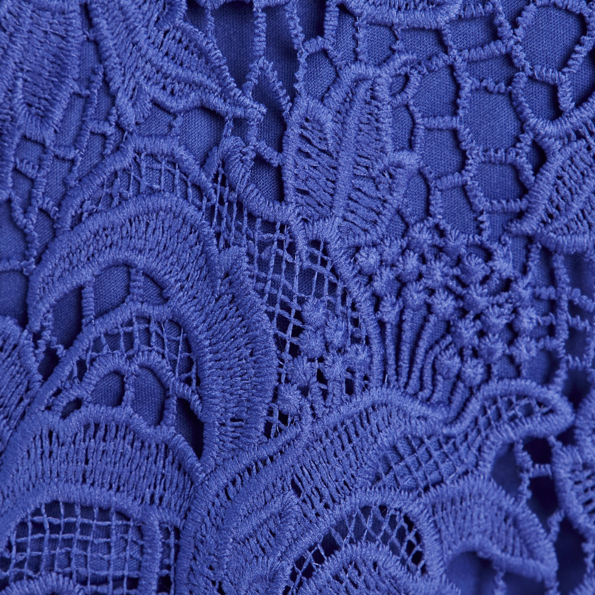 Blouse manches courtes aspect dentelle bleu fonc&eacute; femme