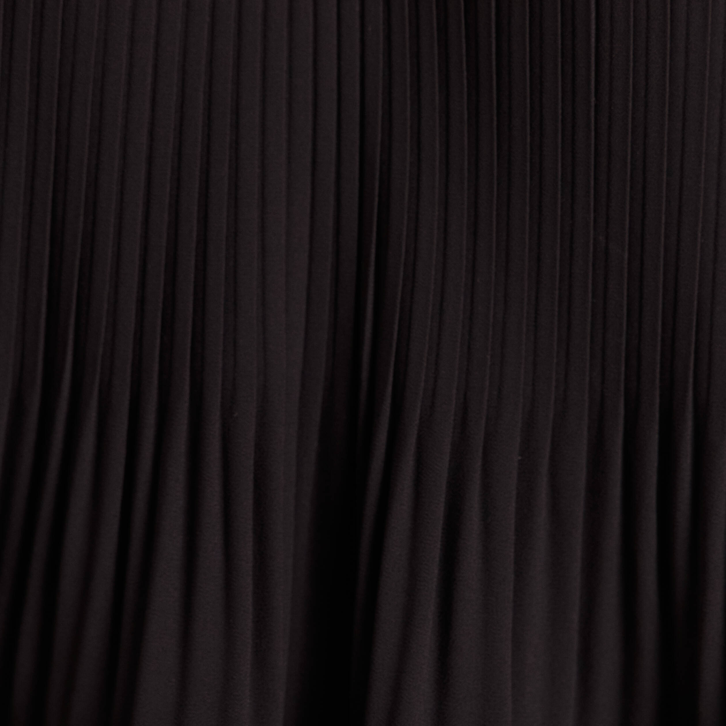 Robe pliss&eacute;e sans manches col v noir femme