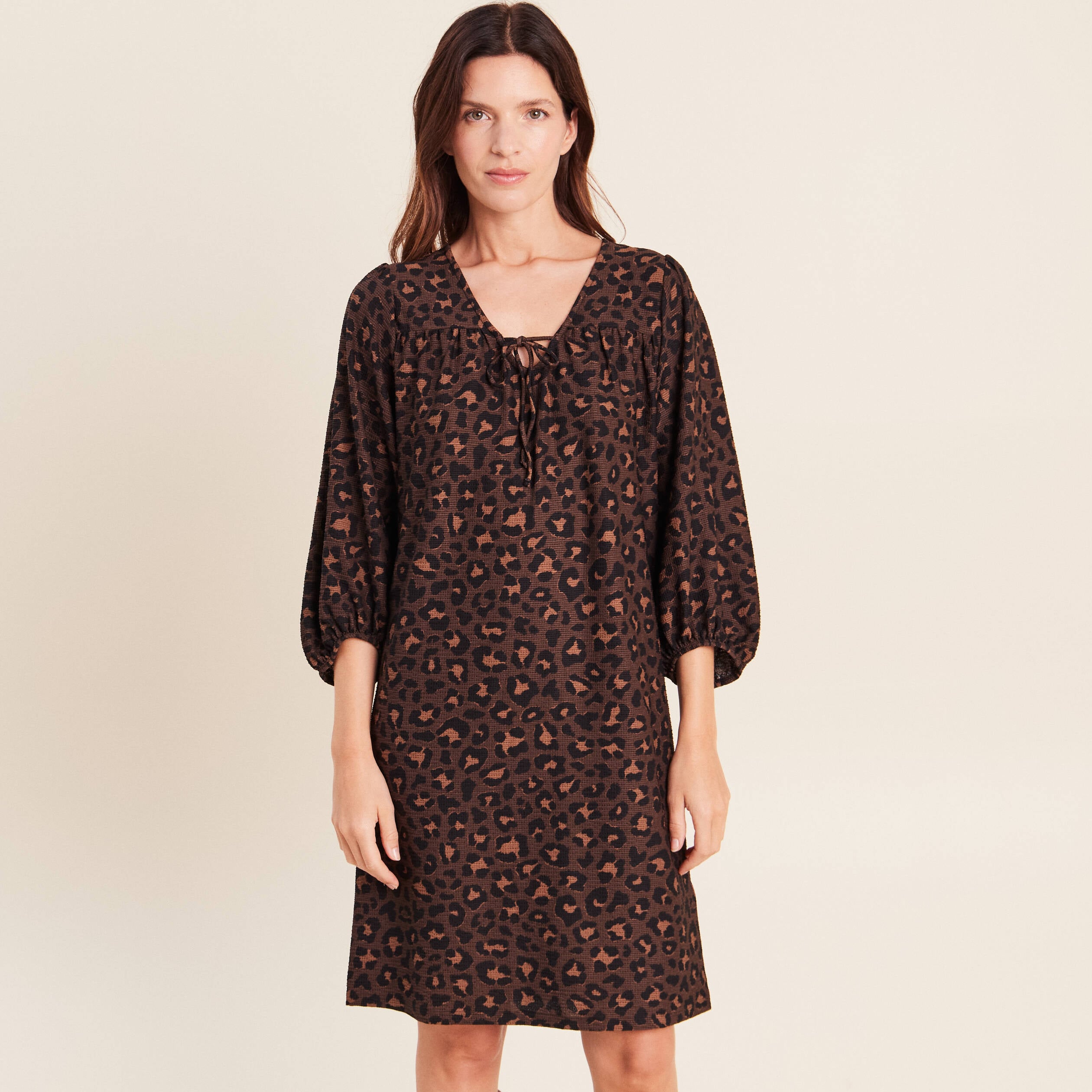 Robe courte &eacute;vas&eacute;e col v manches 3/4 marron femme