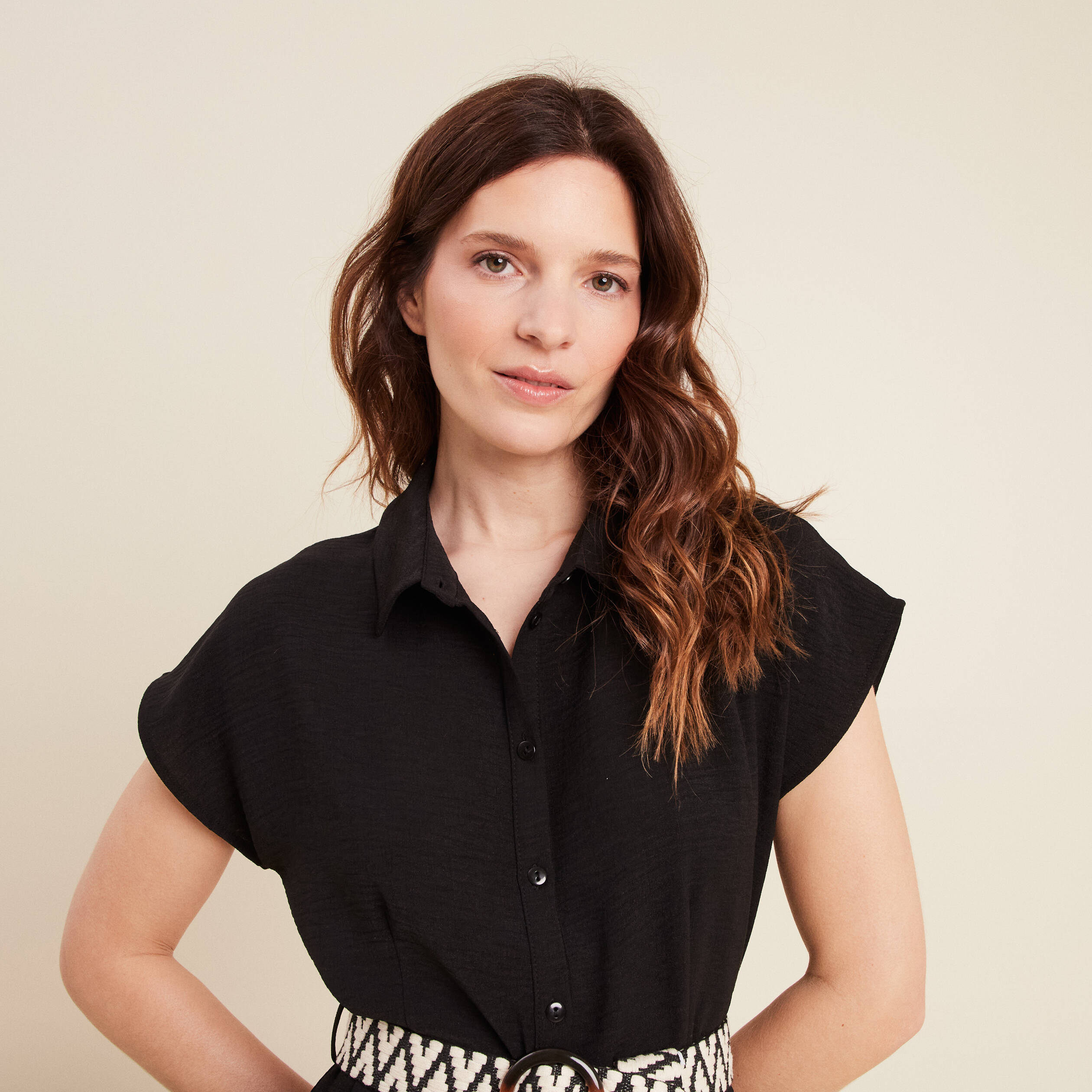 Robe chemise droite ceinturée noir femme