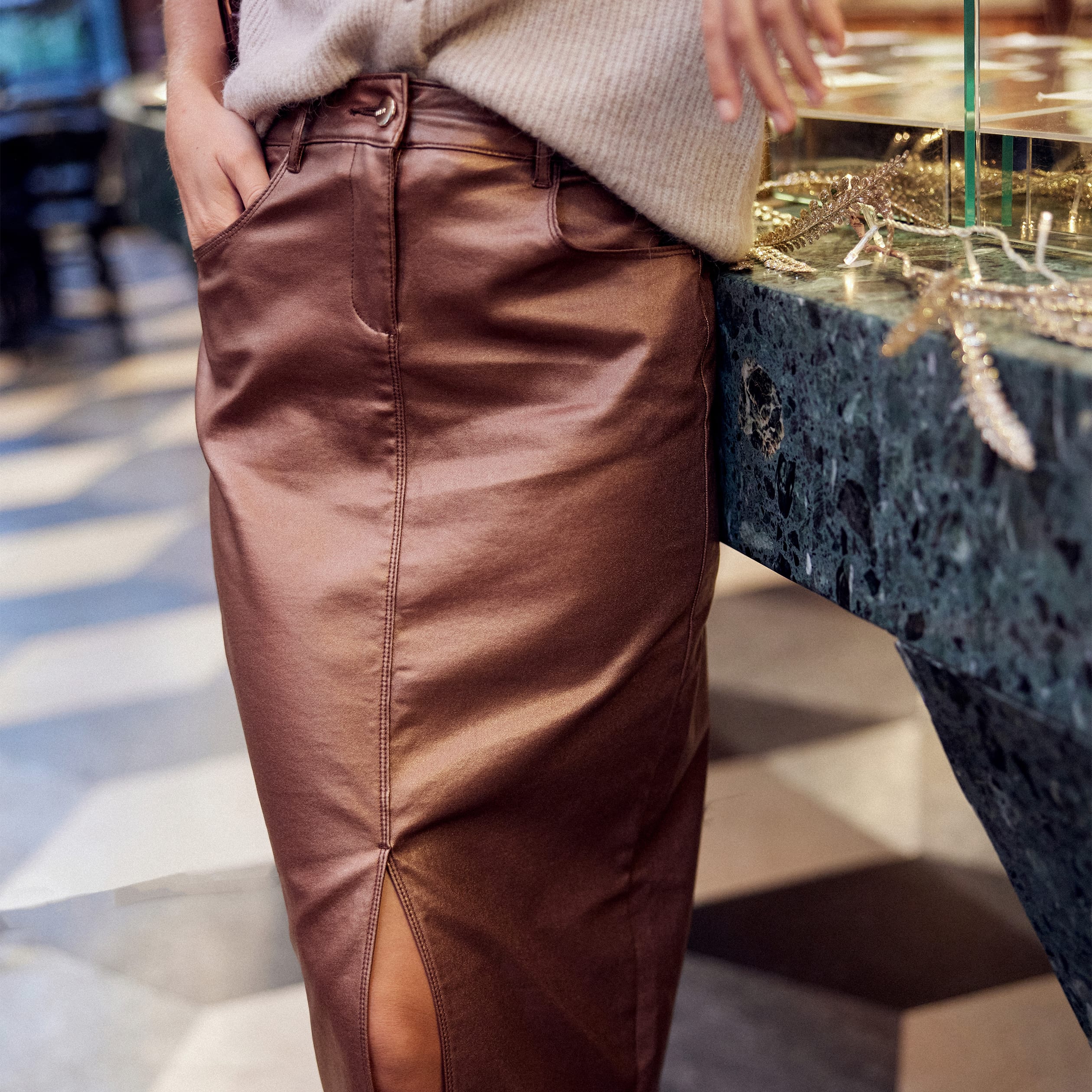 Jupe midi droite enduite couleur cuivre femme