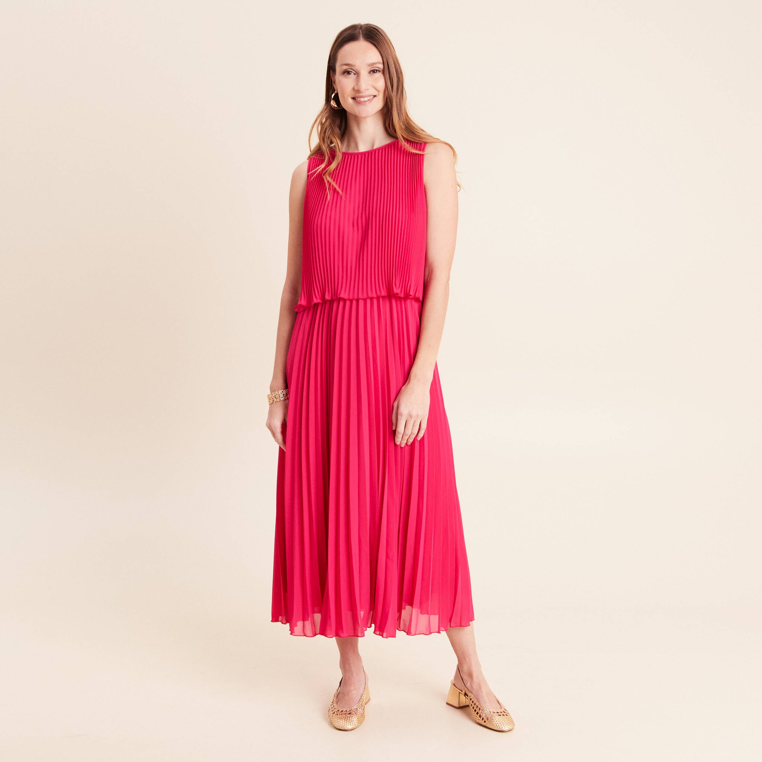 Robe longue &eacute;vas&eacute;e pliss&eacute;e sans manches rose fushia femme