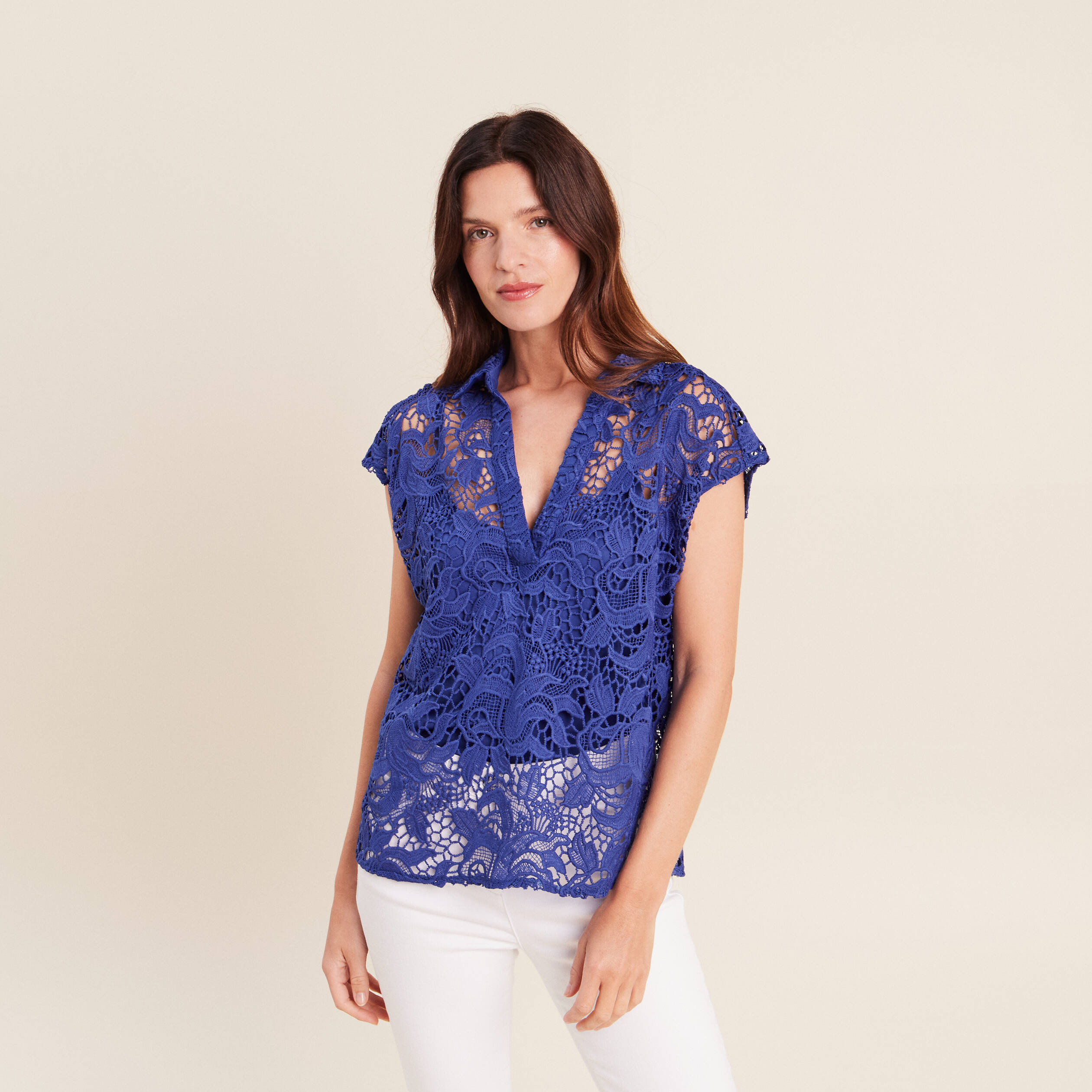 Blouse manches courtes aspect dentelle bleu fonc&eacute; femme
