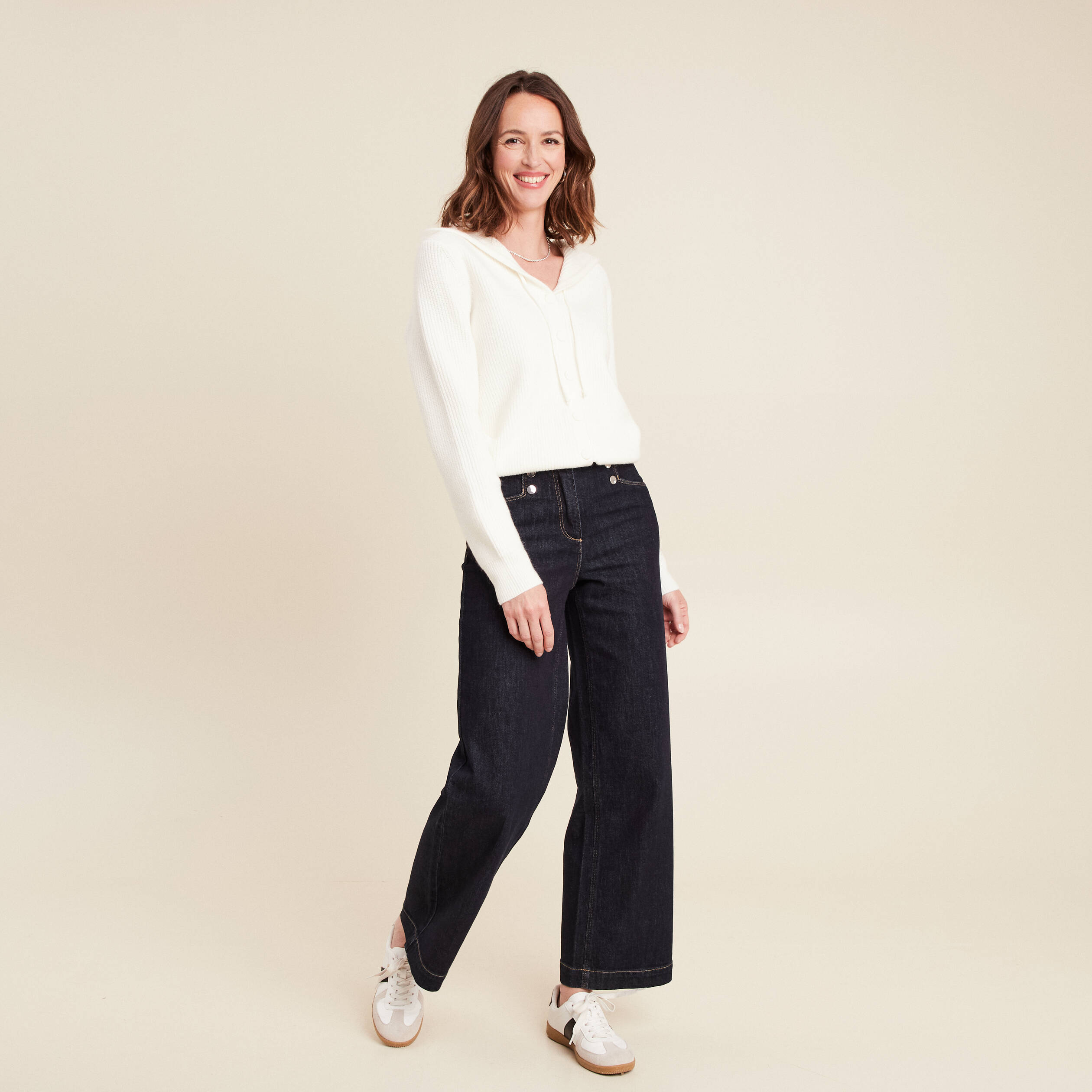 Gilet mi-long à capuche bas resserré ecru femme
