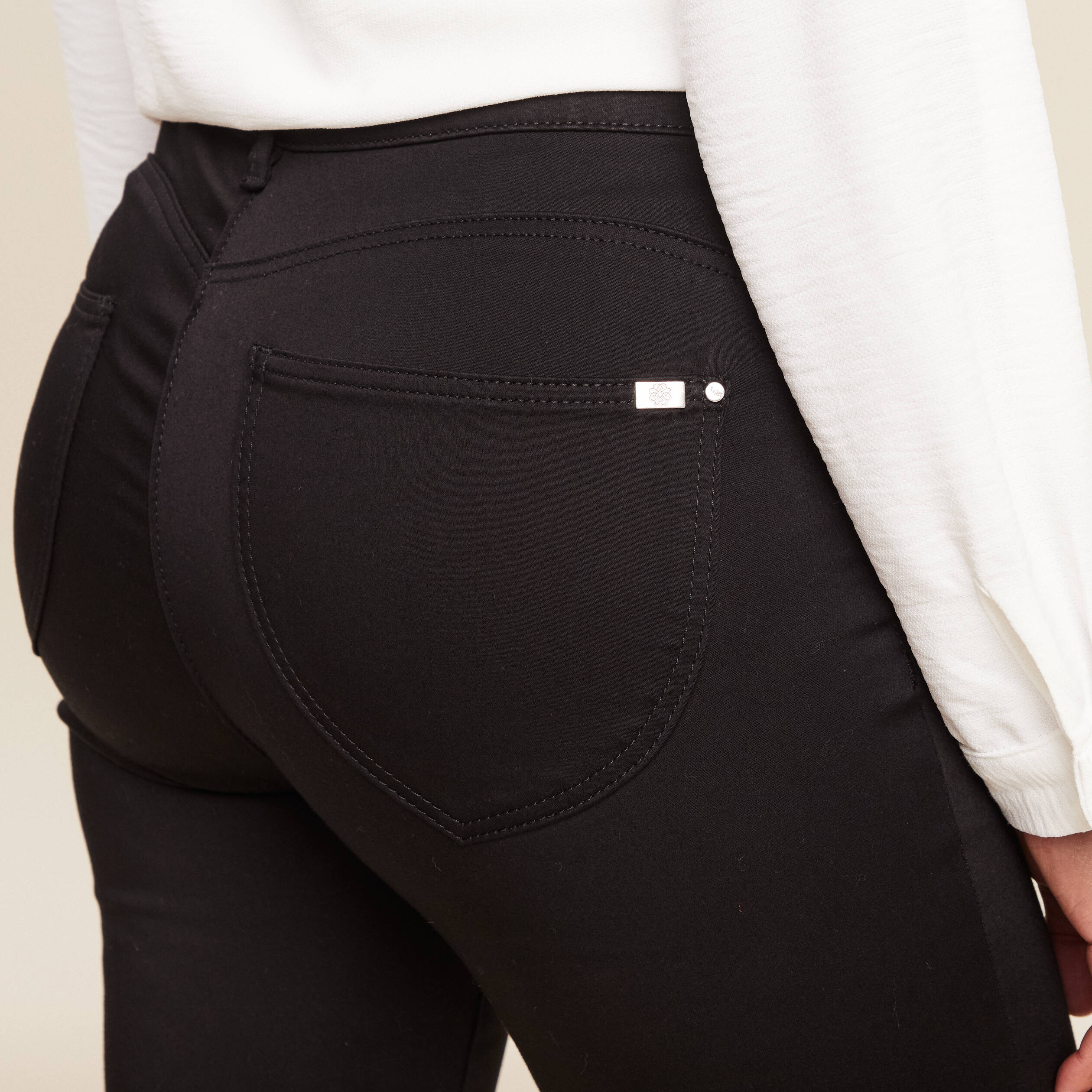 Pantalon ajusté détails perles noir femme