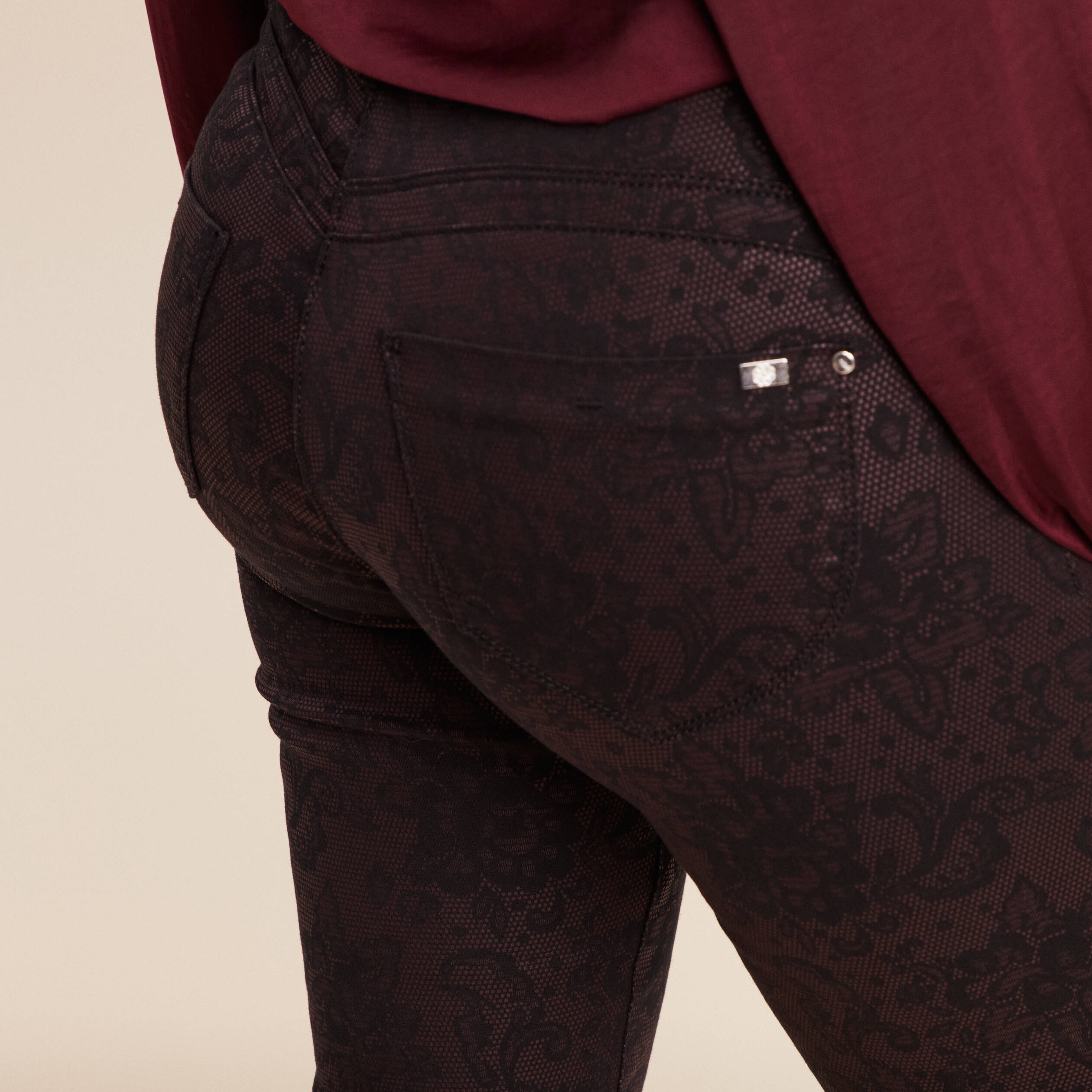 Pantalon magique L'Unique coupe ajust&eacute;e bordeaux femme