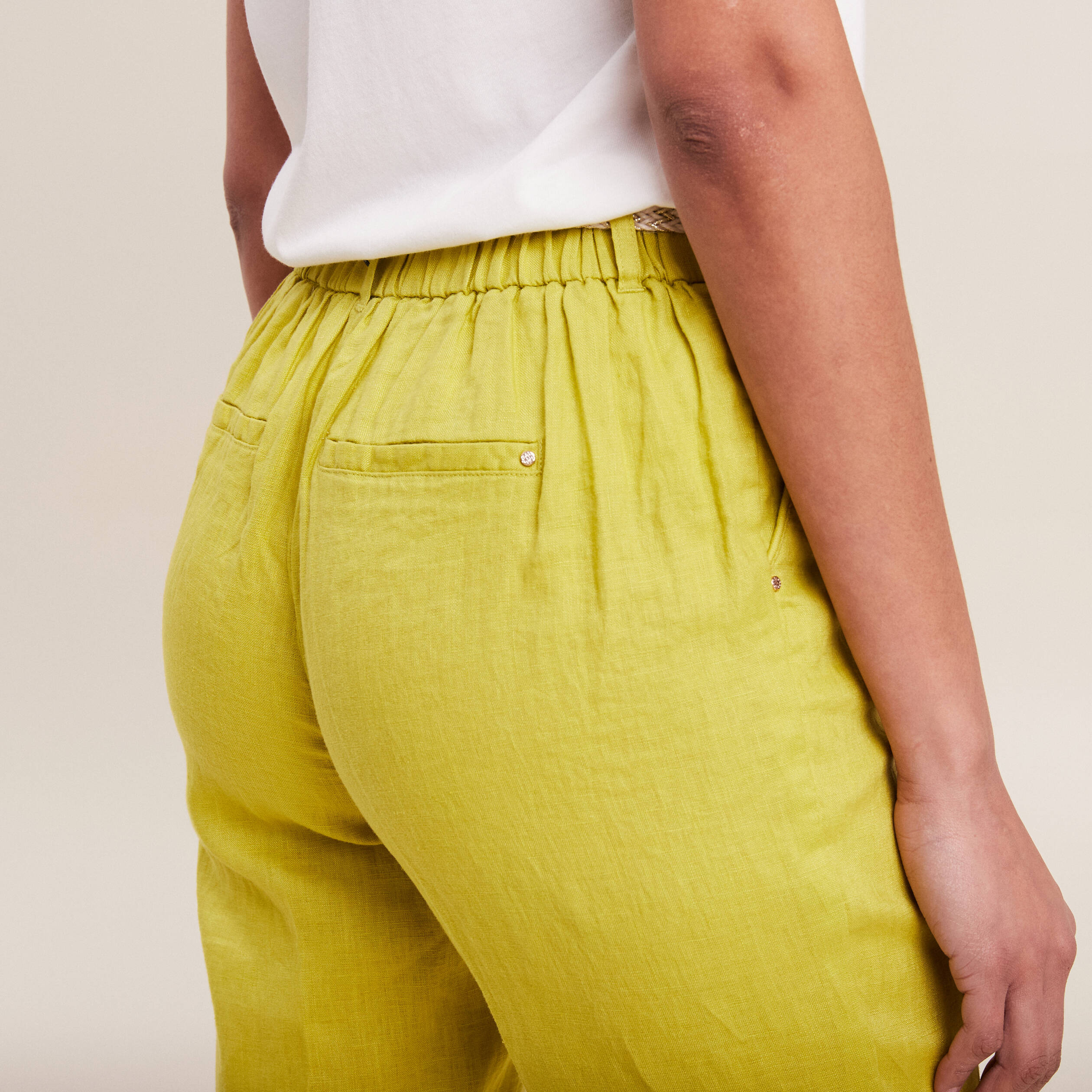 Pantalon coupe chino en lin ceintur&eacute; vert anis femme