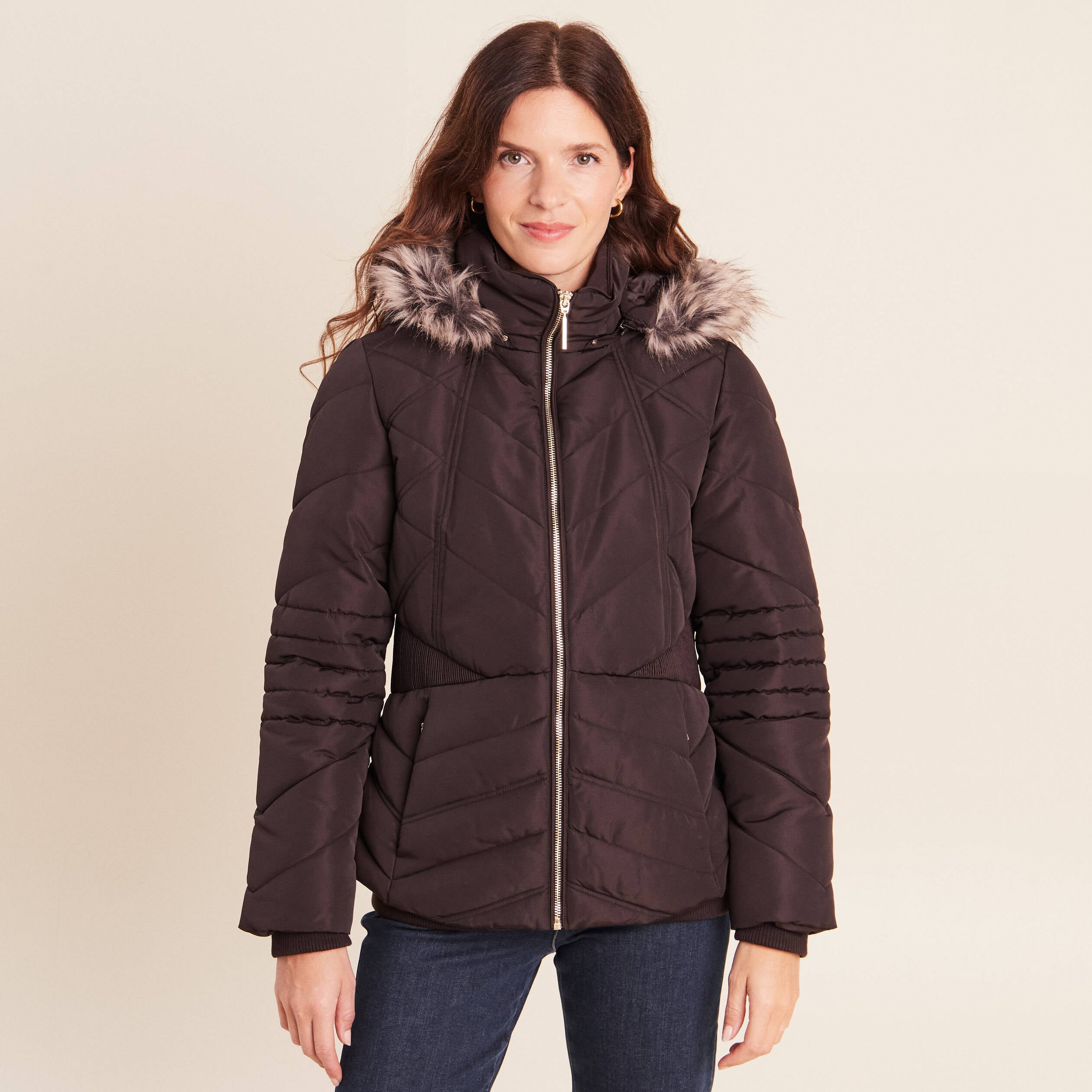Doudoune cintr&eacute;e capuche manches longues marron fonc&eacute; femme