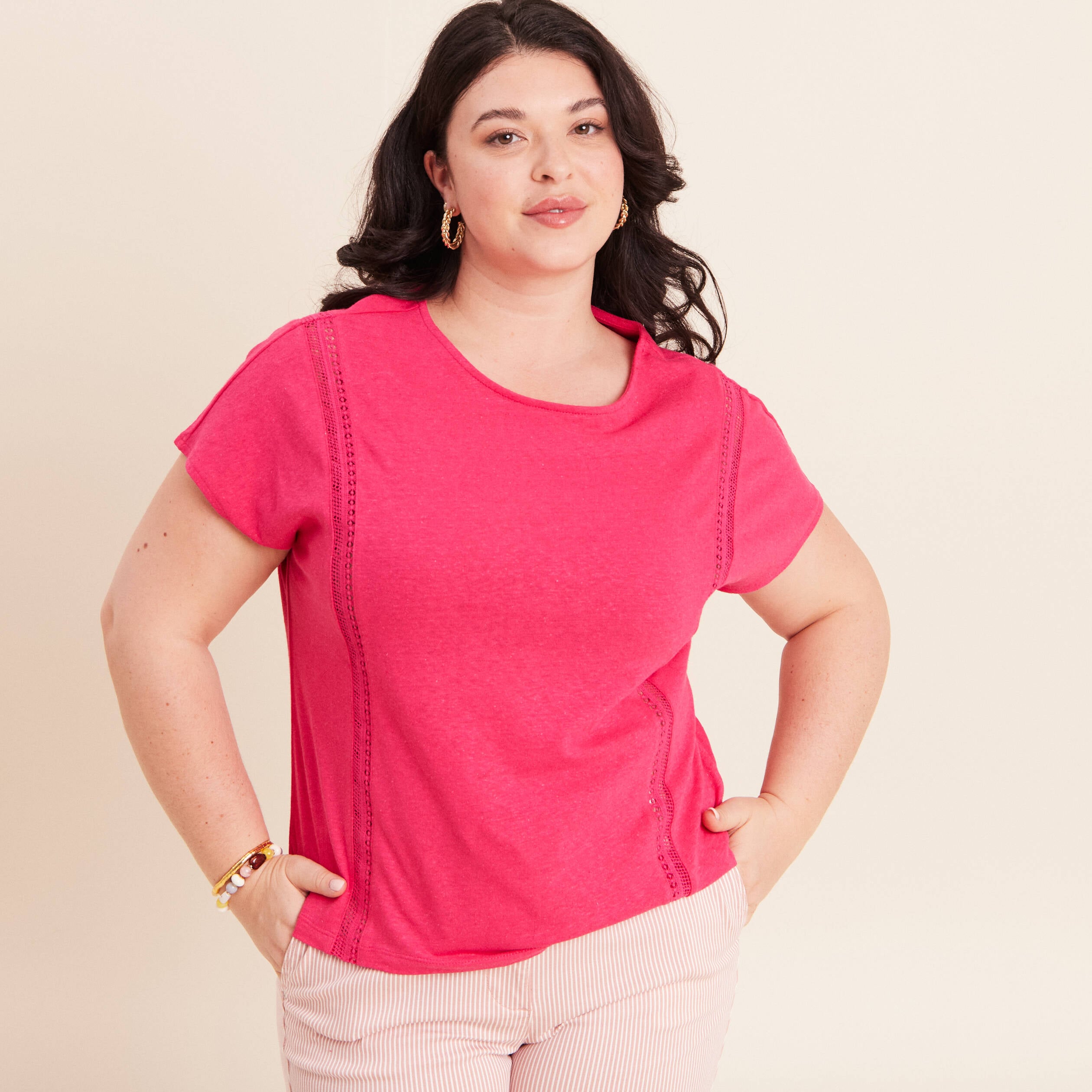 T-shirt col rond macram&eacute; manches courtes rose fushia femme