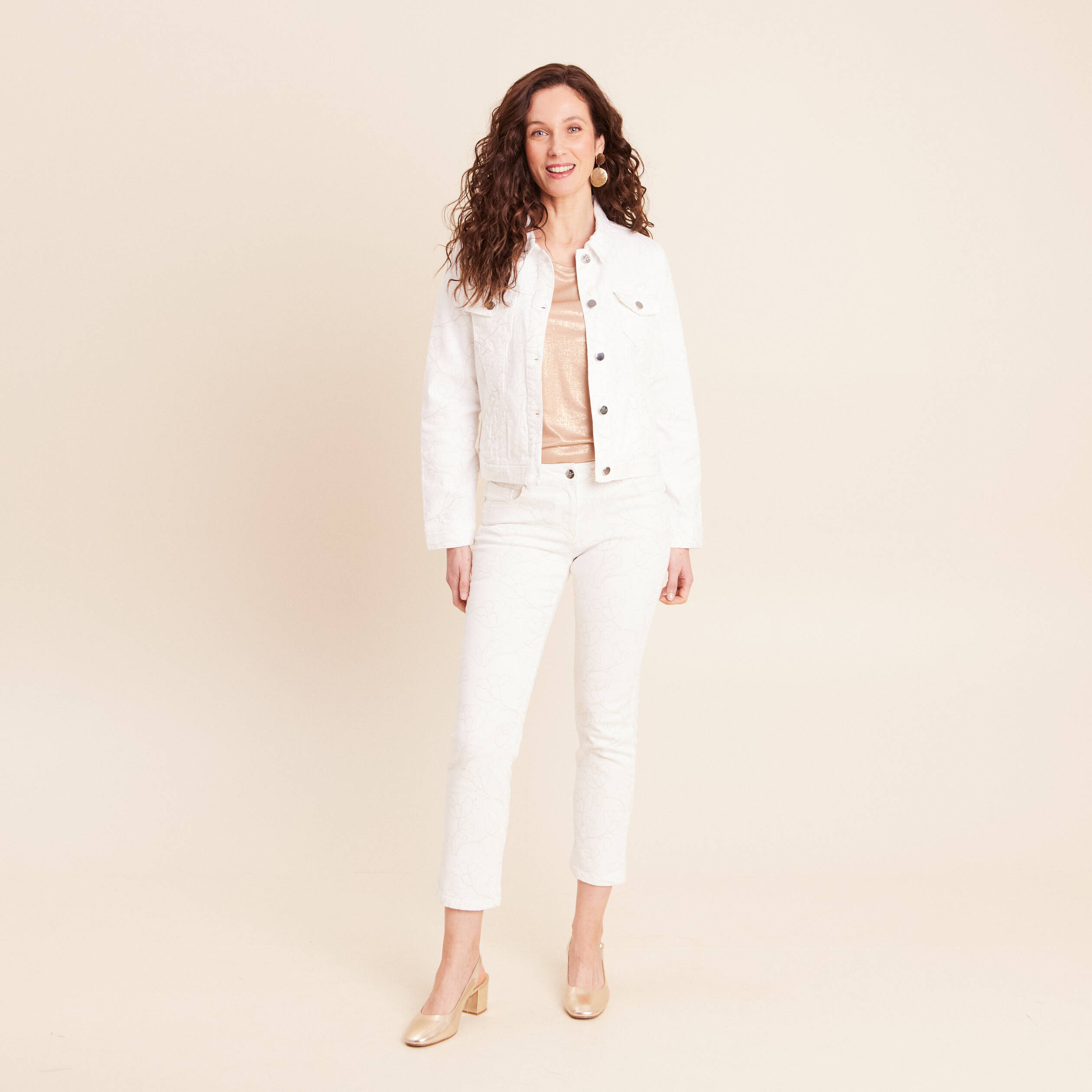 Veste cintr&eacute;e en jean avec broderies blanc femme