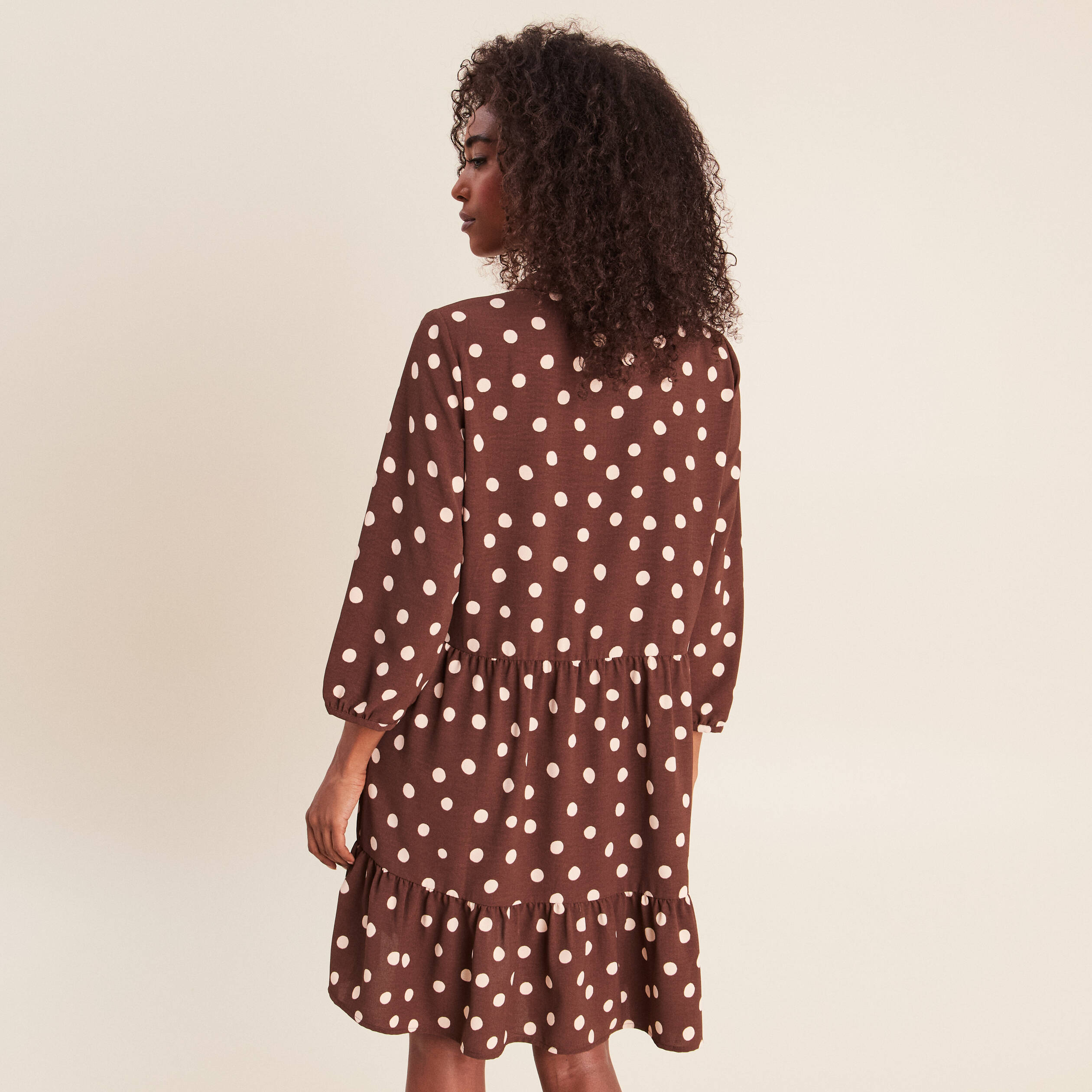 Robe courte &eacute;vas&eacute;e col chemise marron femme