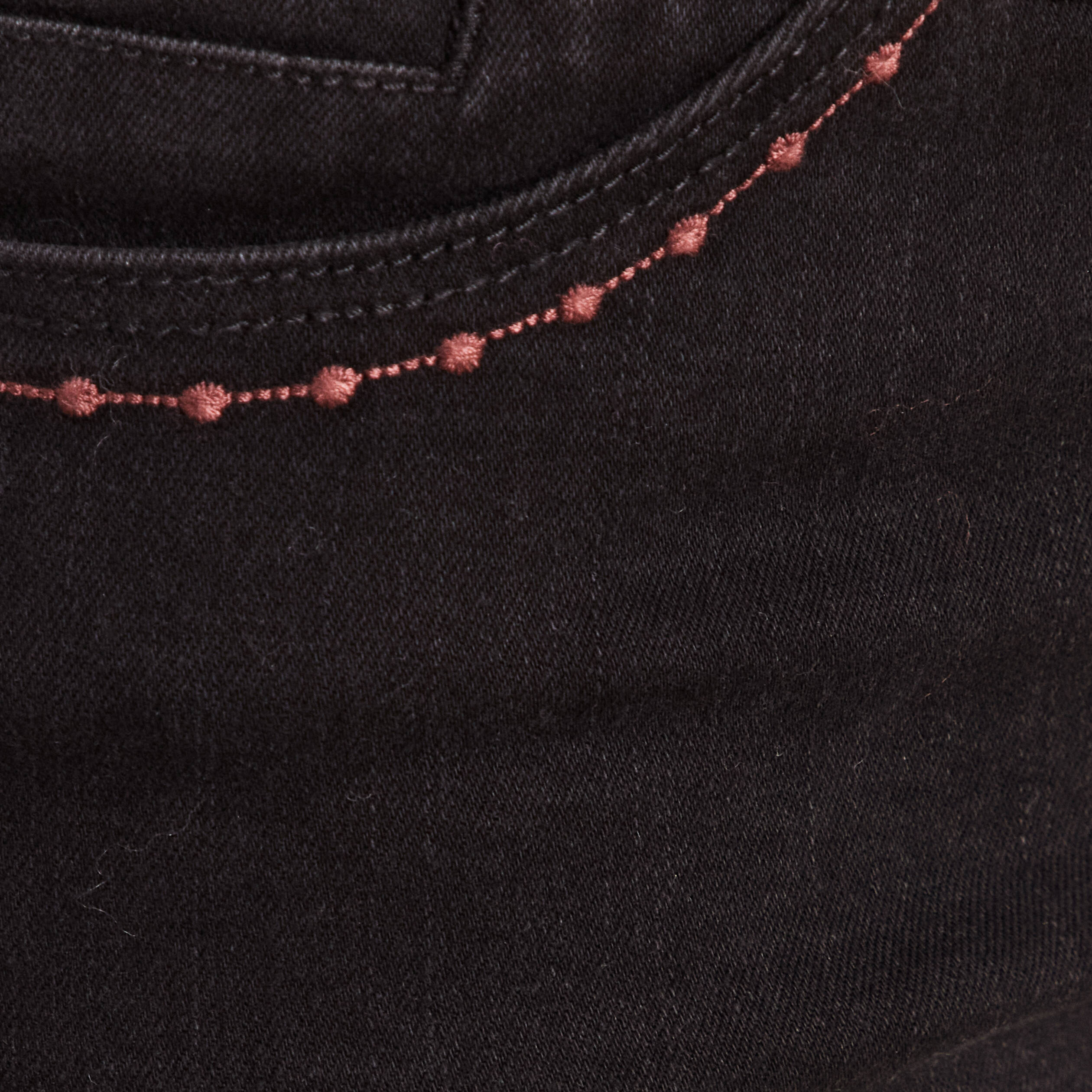 Jean coupe ajust&eacute;e avec broderie noir femme