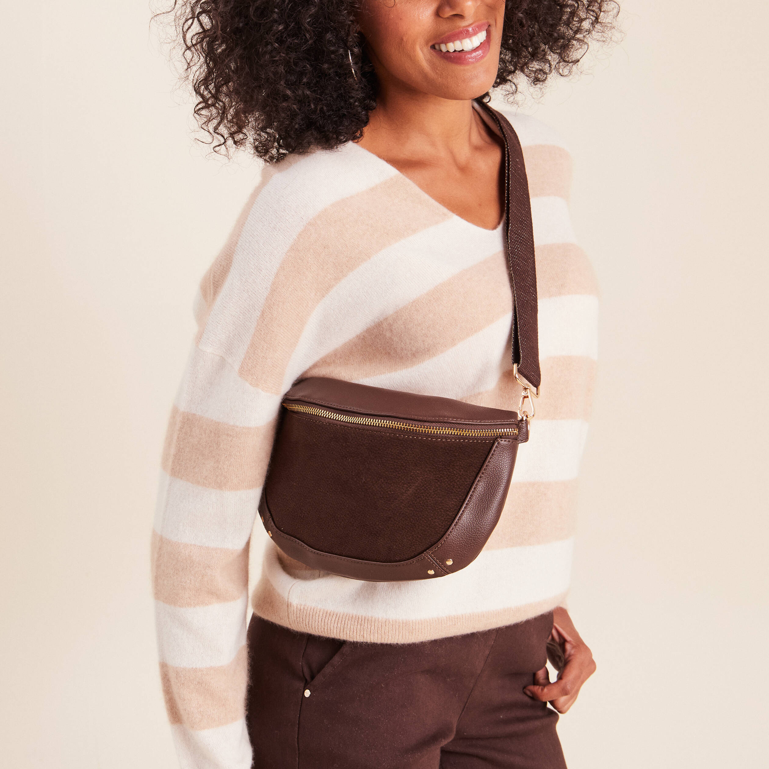 Sac banane bi-mati&egrave;re bandouli&egrave;re marron fonc&eacute; femme
