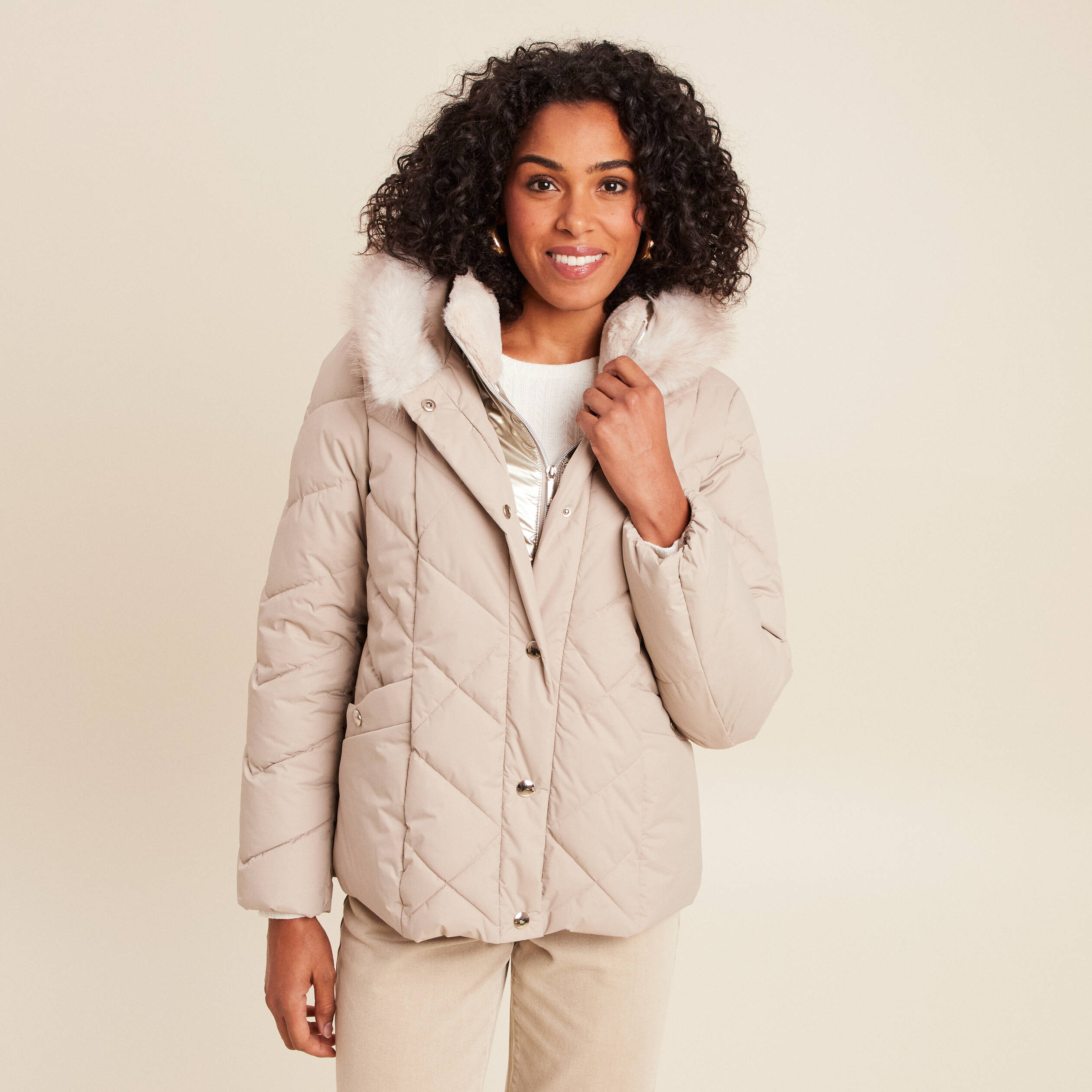 Doudoune ajust&eacute;e &agrave; capuche doubl&eacute;e beige femme