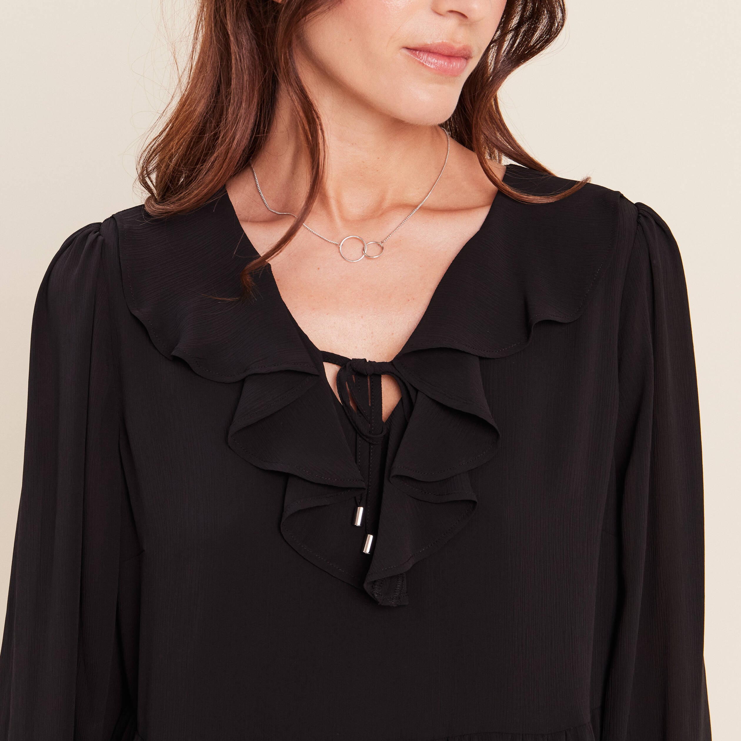 Robe courte &eacute;vas&eacute;e col v manches longues noir femme