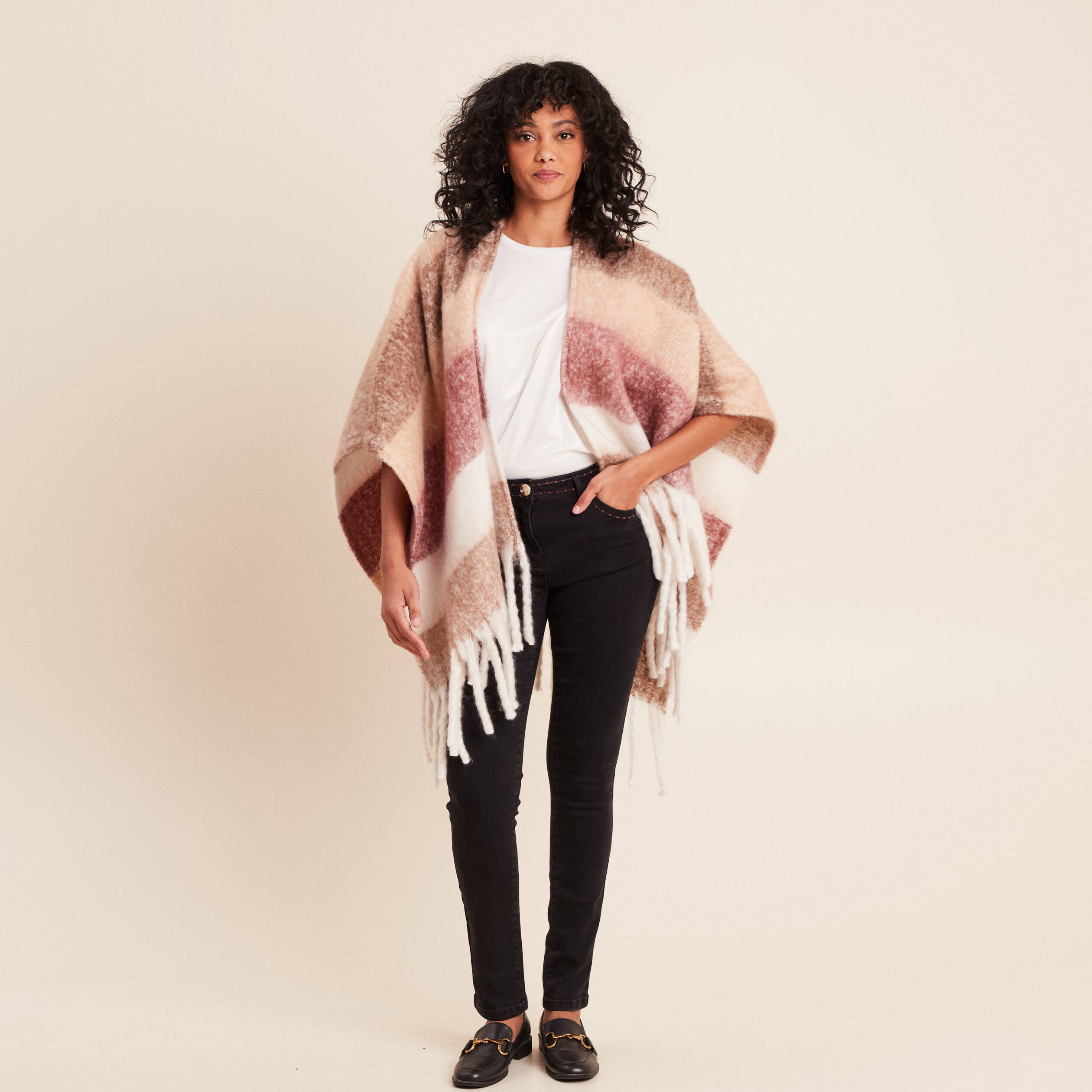 Jean coupe ajust&eacute;e avec broderie noir femme