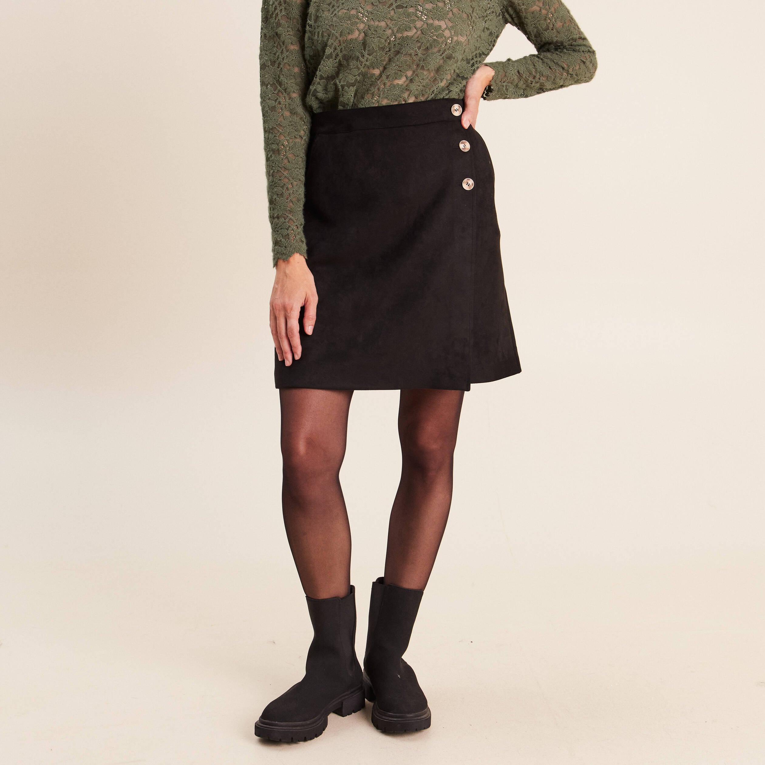 Jupe courte trap&egrave;ze aspect daim noir femme