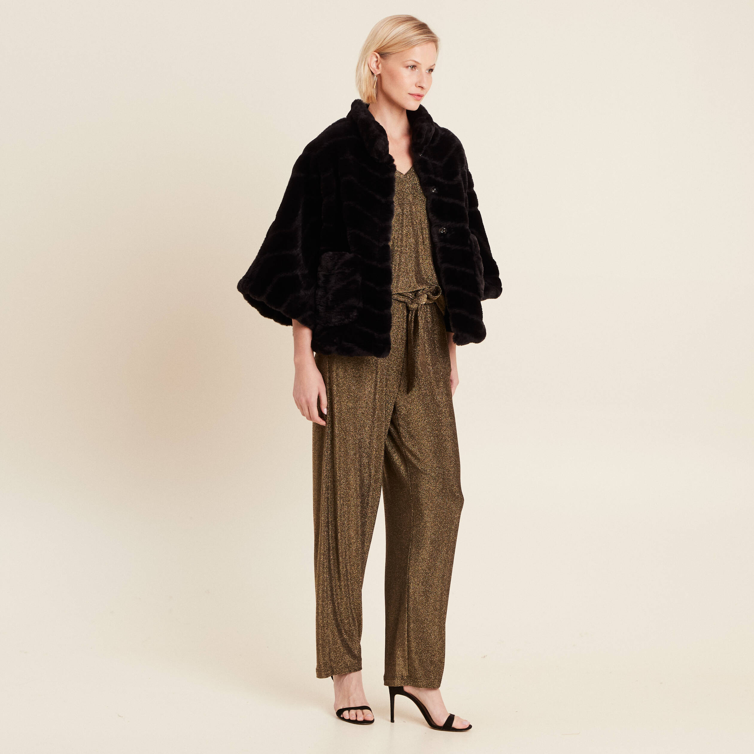 Cape fausse fourrure noir femme