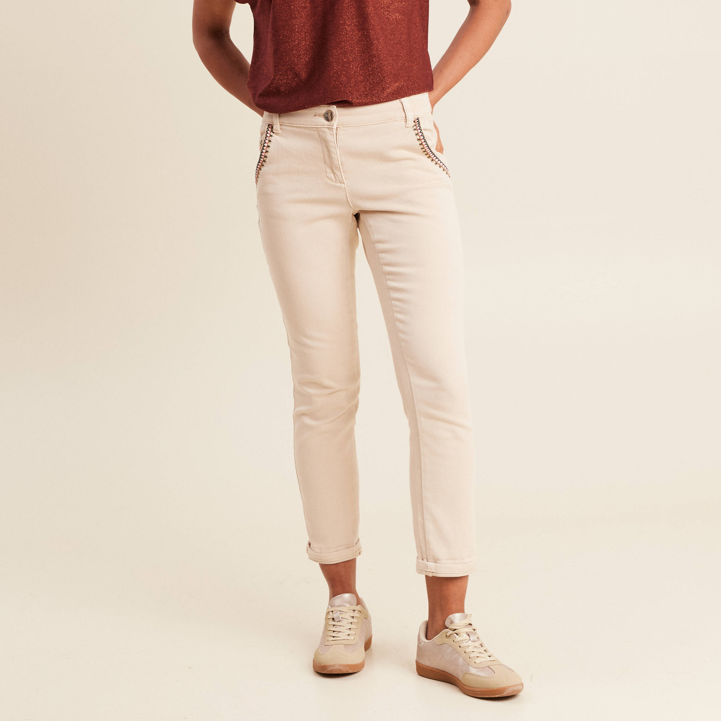 Pantalon chino brodé 7/8ème denim beige femme