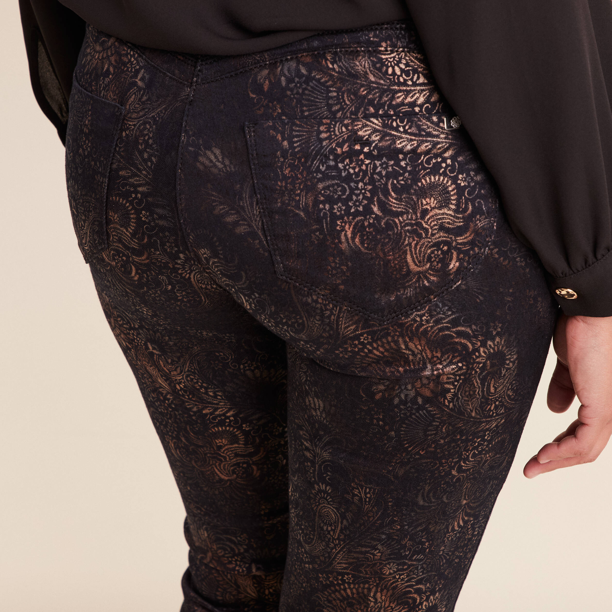 Pantalon magique L'Unique coupe ajust&eacute;e denim brut femme