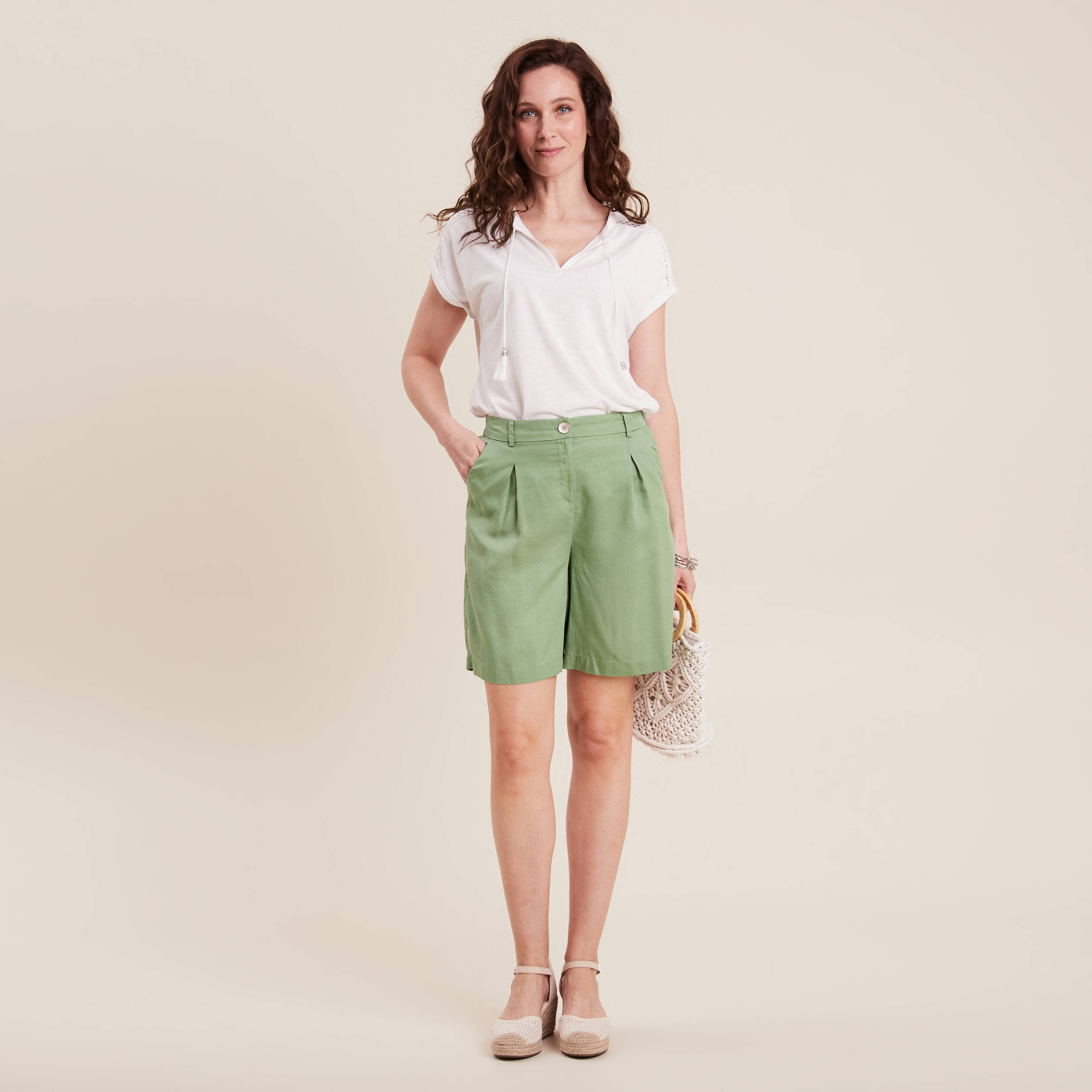 Short droit à pinces vert olive femme