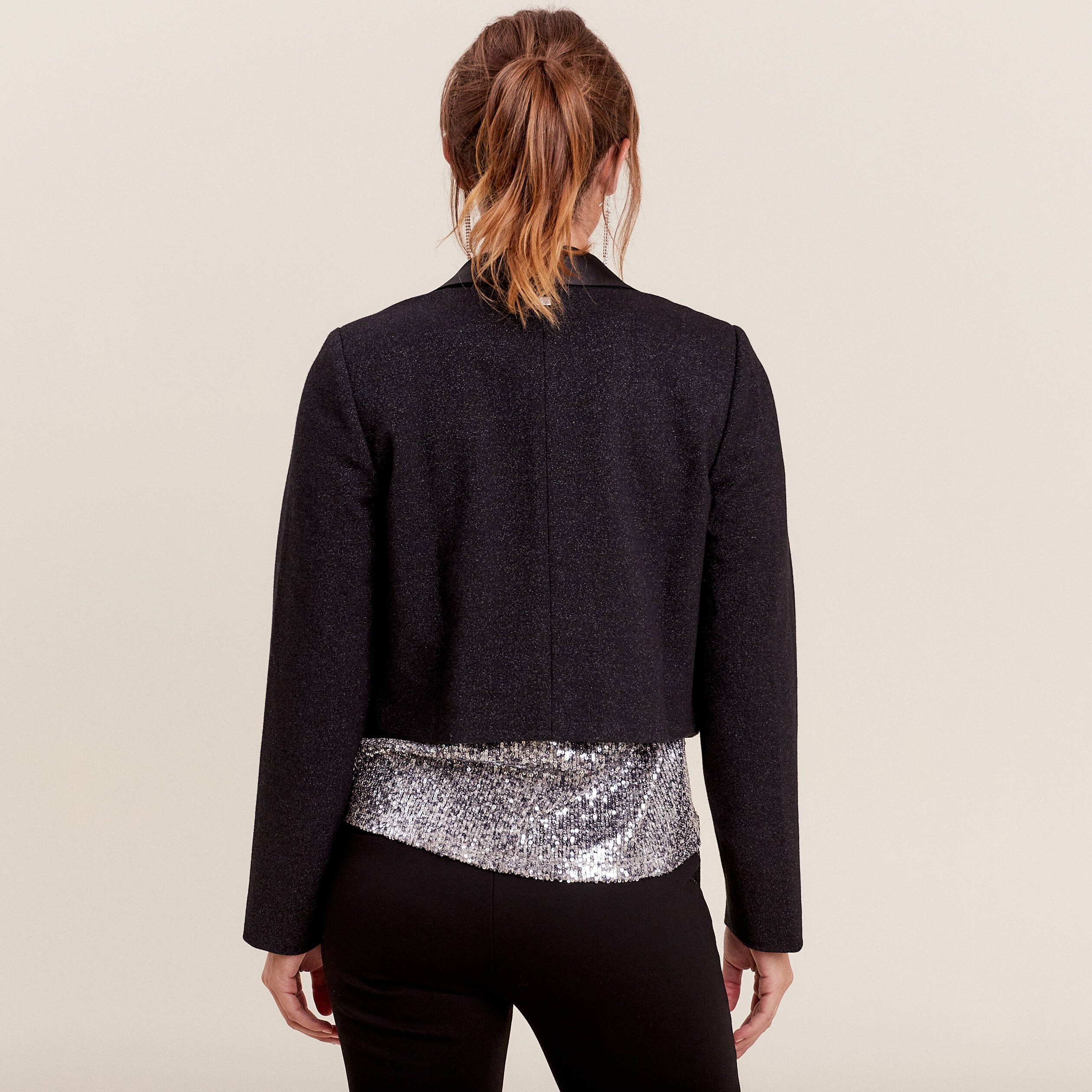 Veste ajustée col en satin noir femme